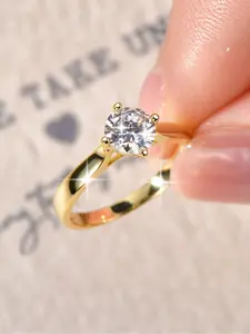 A 1ct four claw moissanite engagement ring, a classic proposal single diamond commitment ring, suitable for daily wear, proposals, and anniversary gifts.
