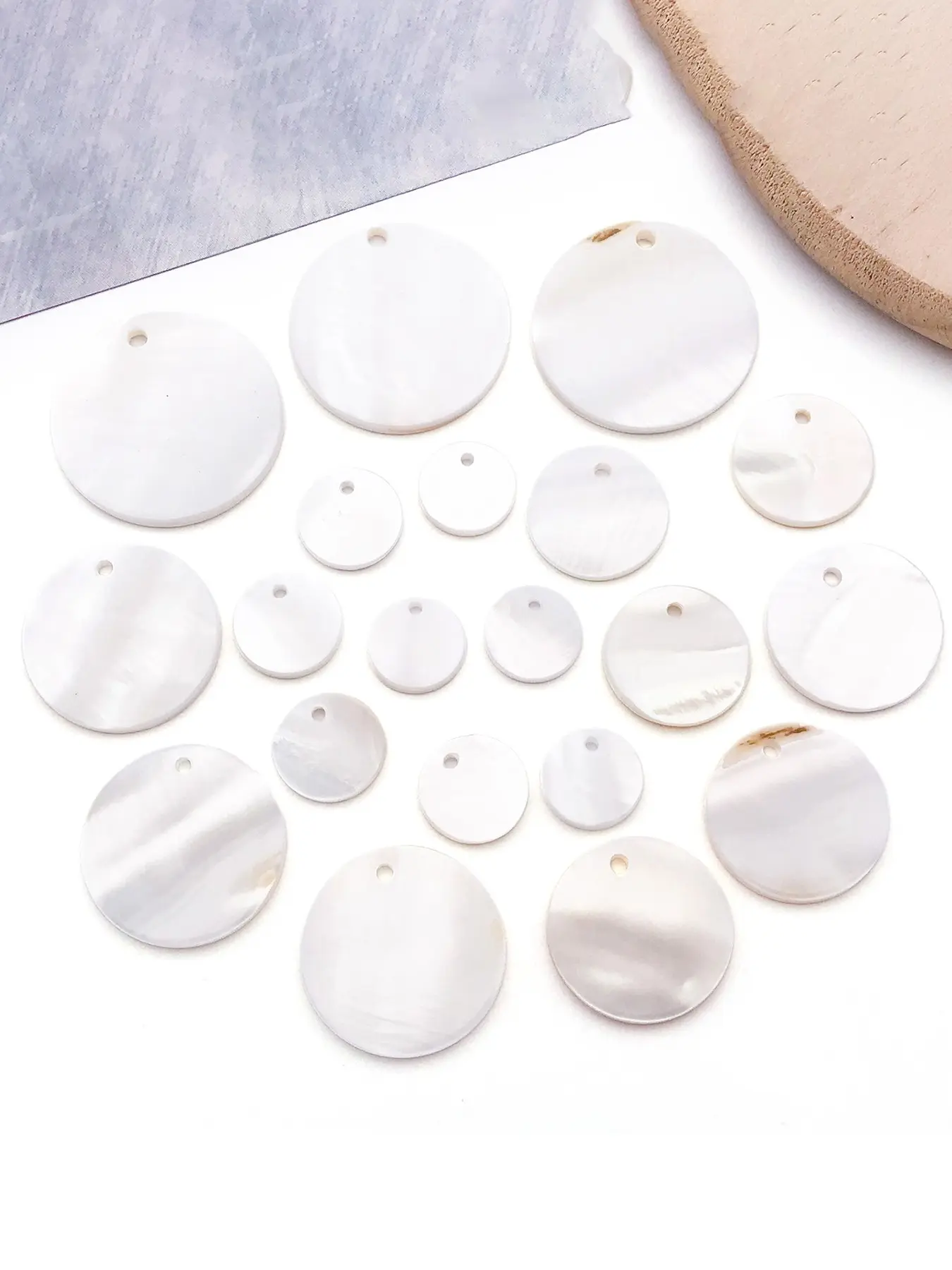 20pcs Flat Round Natural Sea Shell Charms Capiz Shell Discs Charms Natural Mother of Pearl Seashells Charm for Earring Necklace Jewelry Making