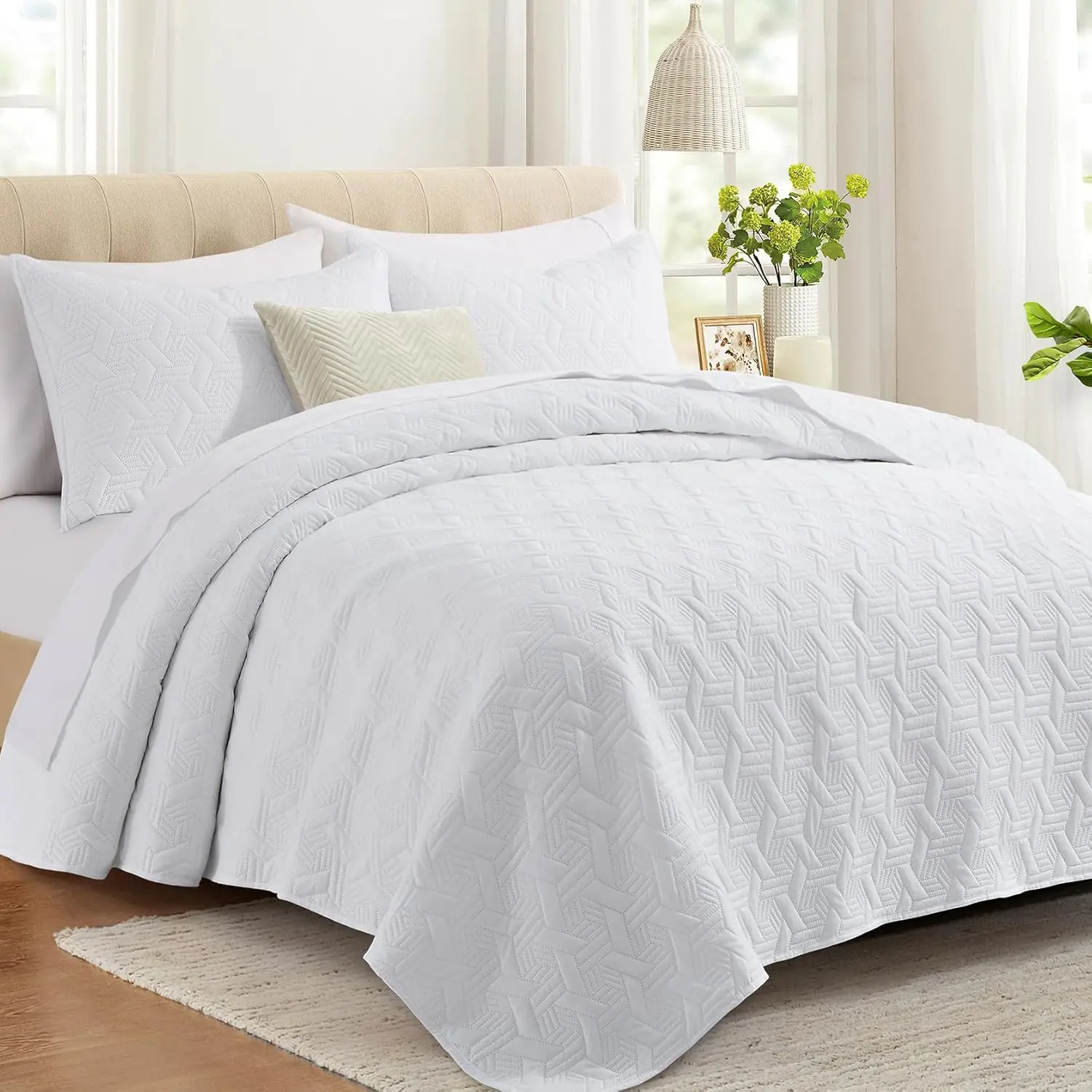 White Twin Size Bedding Set with Pillow Sham, Summer Lightweight Bedspread Coverlet, Soft Quilted Blanket Thin Comforter for All