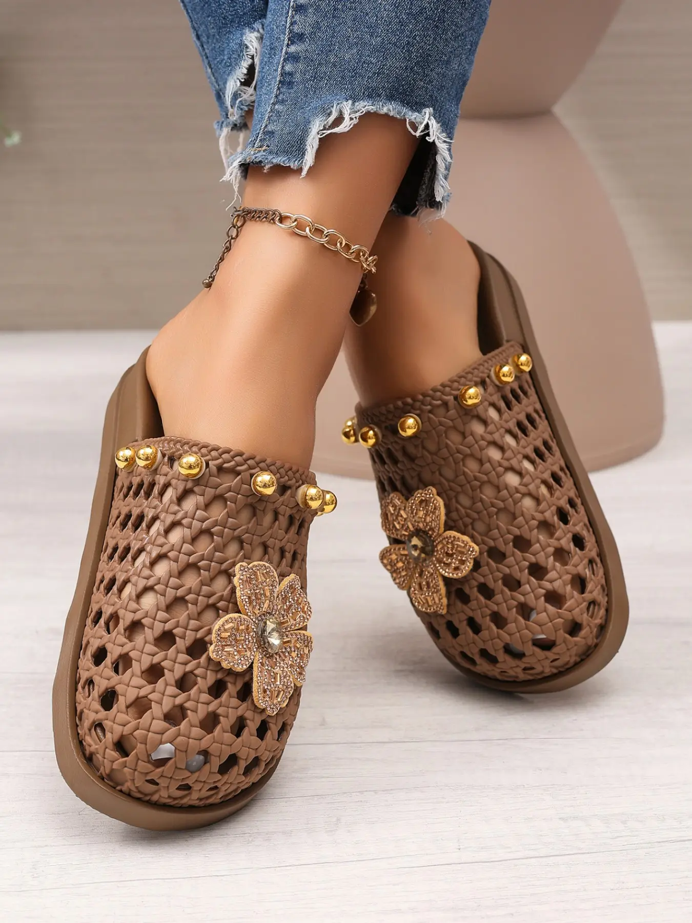 New Hollow Out Half-Enclosed Sandals for Women, Fashionable Perforated Shoes, Soft Sole, Soft Soled Mules, Floral Design, Outdoor Wear, Half Slipper Mules