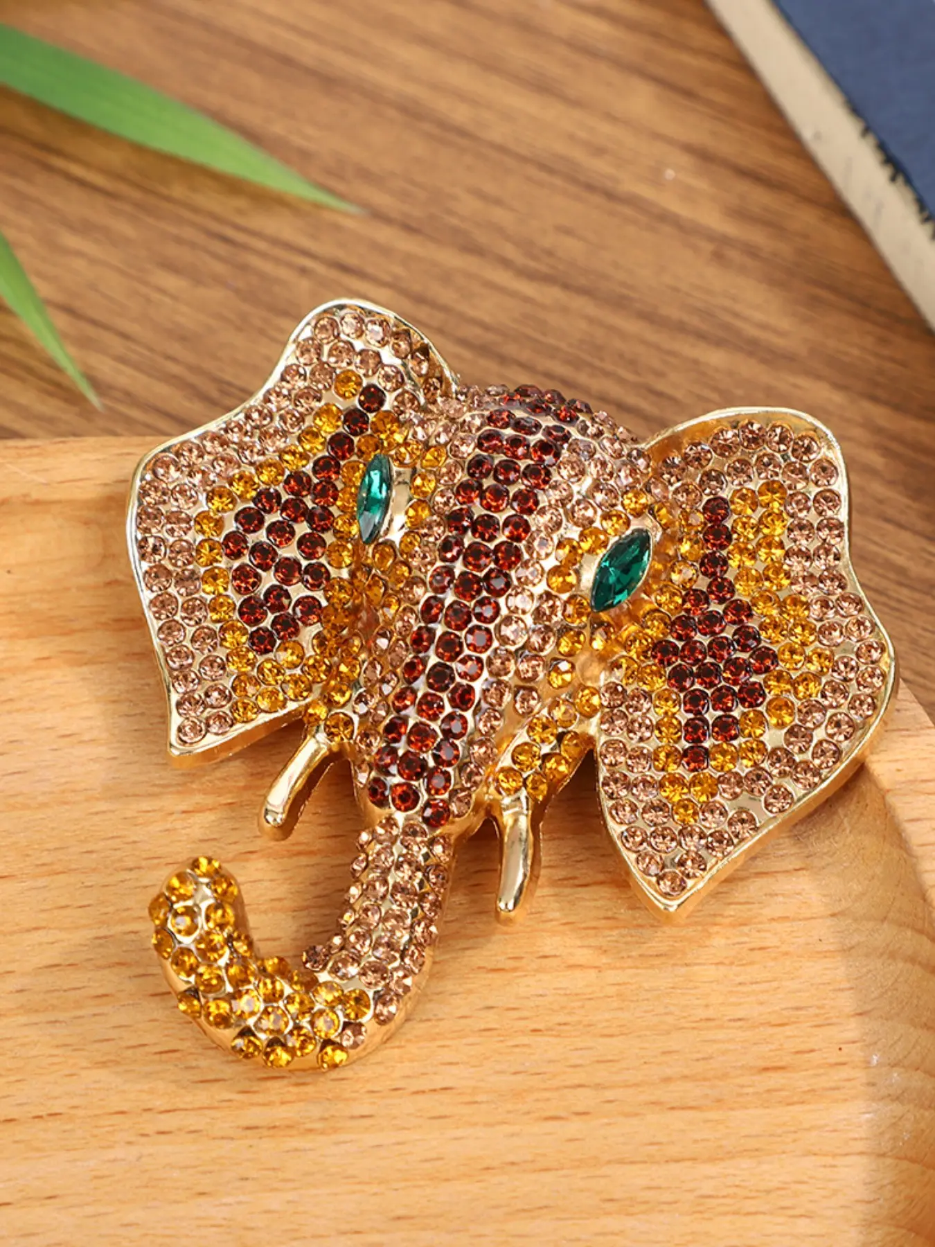 Elegant Zirconia Elephant Pin, Unisex Fashion Animal Design Brooch, Party Wedding Outerwear Scarf Dress Jewelry, Perfect Christmas Birthday Gift