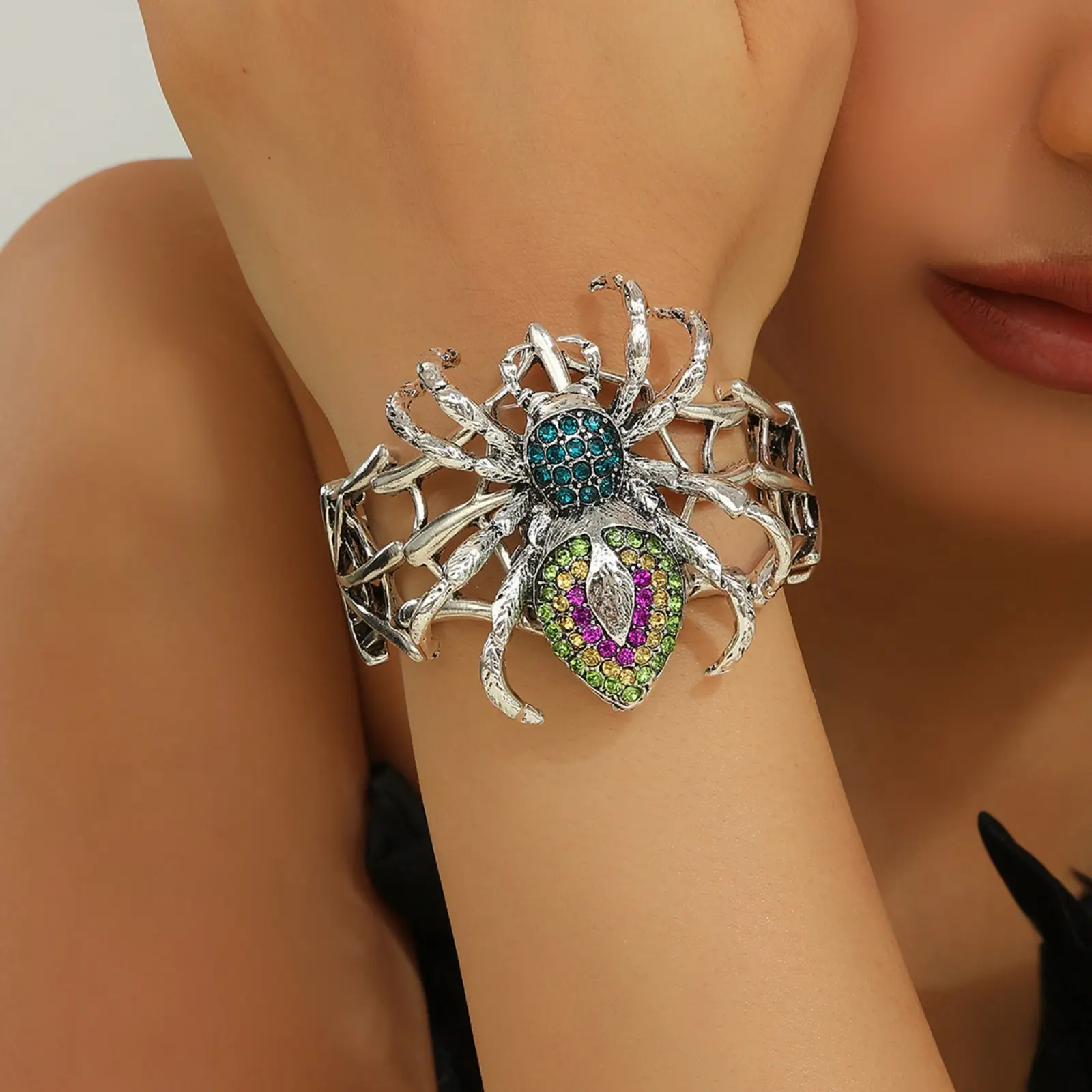Dark Punk Style Spider Bangle, alloy bracelet embedded with sparkling rhinestones. Elastic design for comfortable fit, trendy hand accessory for women, perfect for parties and Halloween looks.