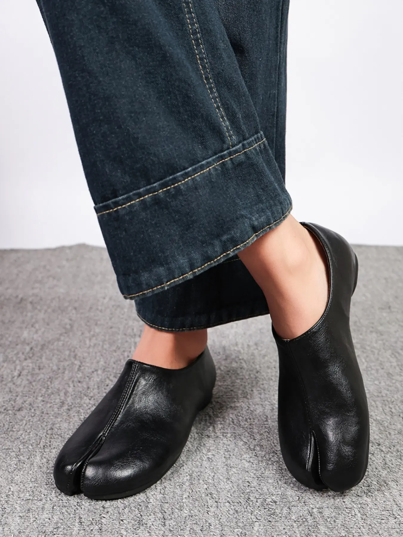 Autumn Retro Distressed Leather Tabi Shoes, Unique Split-Toe Slip-On Flat Sandals, Elegant Plain Design for All Seasons