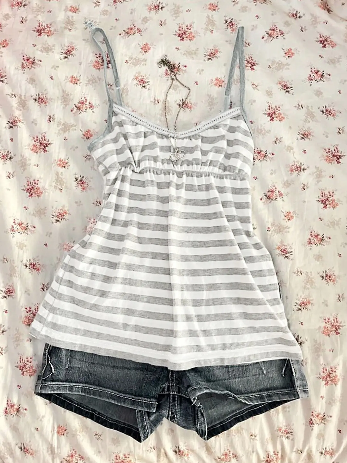 Women's Striped Camisole Tank Top, Spaghetti Strap Loose-Fit Sleeveless Shirt, Comfortable Ruffle Halter, Casual Millennial Style Innerwear, Perfect for Vacation, Street, Home, Date, Outfits
