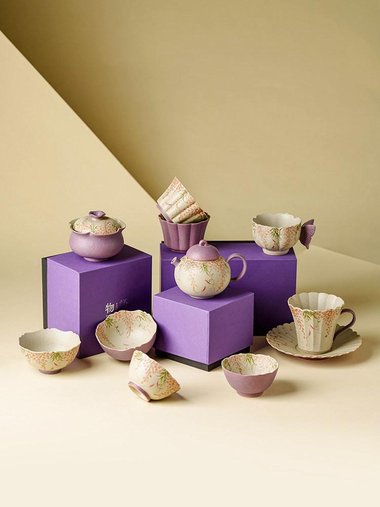 The hand-painted wisteria and carp pattern coffee cup, crafted by artisans, is an attractive and practical ceramic tea cup with a vintage style and vibrant colors