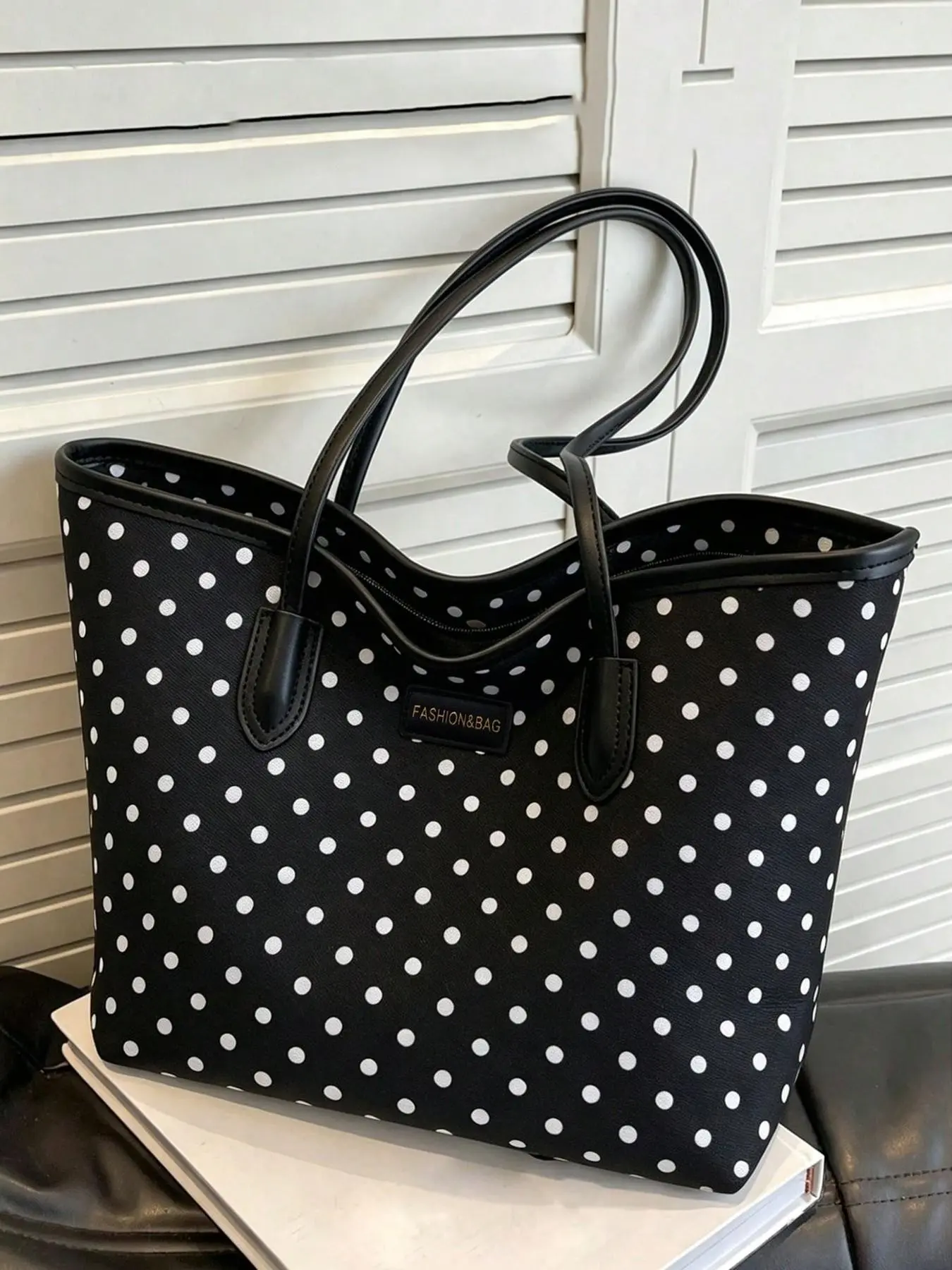 Simple and fun style folding shopping bag, polka dot print, foldable and stretchable structure, can be stored in a mini handle shape, with a large capacity inside, suitable for supermarket shopping and daily travel scenes Tote bag