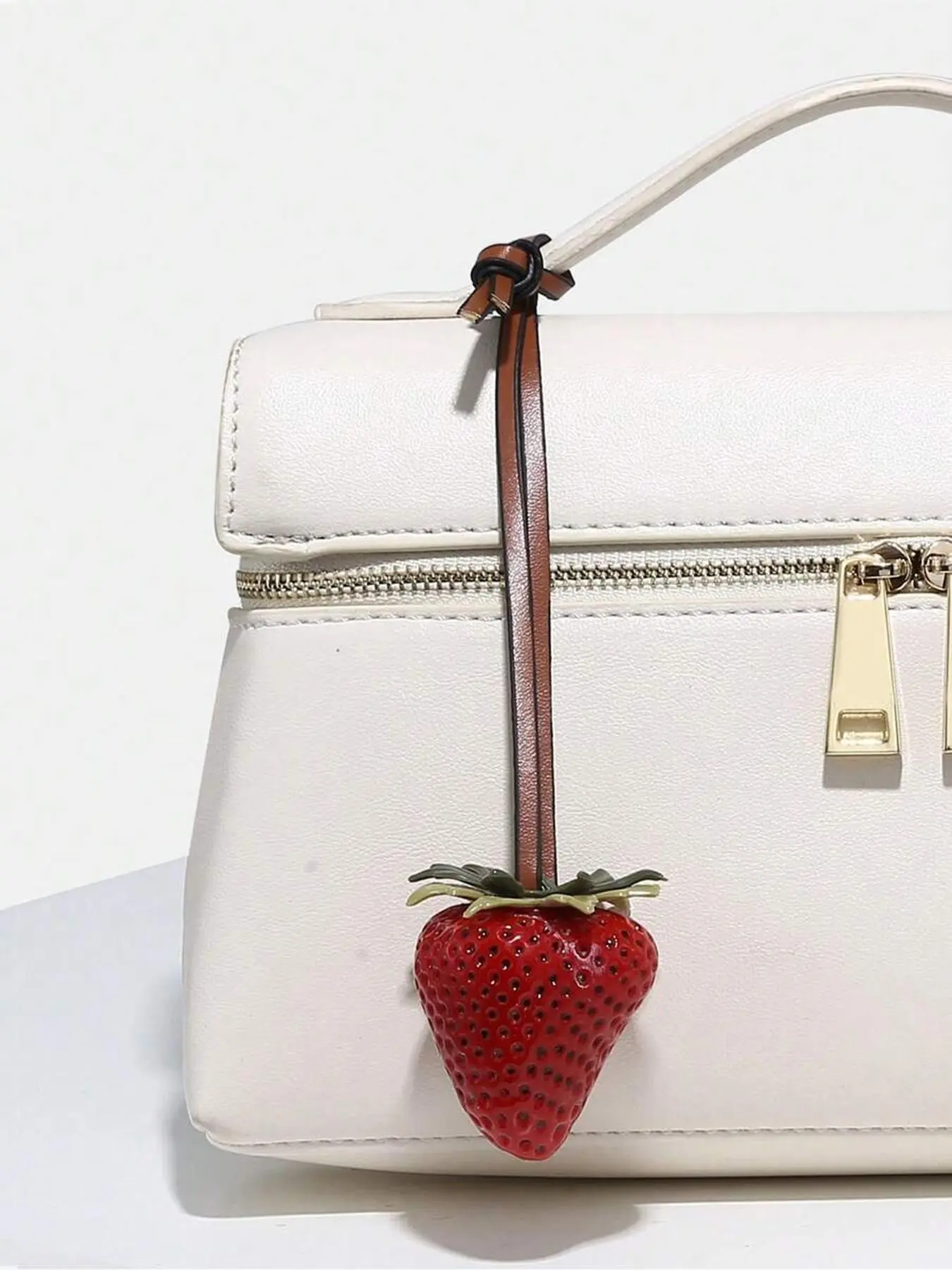 Exquisite and compact simulation fruit strawberry pendant, with a fresh, gentle and sweet style, can be used as a Fruit Bag Charm, bag hanger and keychain, lightweight and easy to carry, suitable for carrying on dates, parties, and shopping
