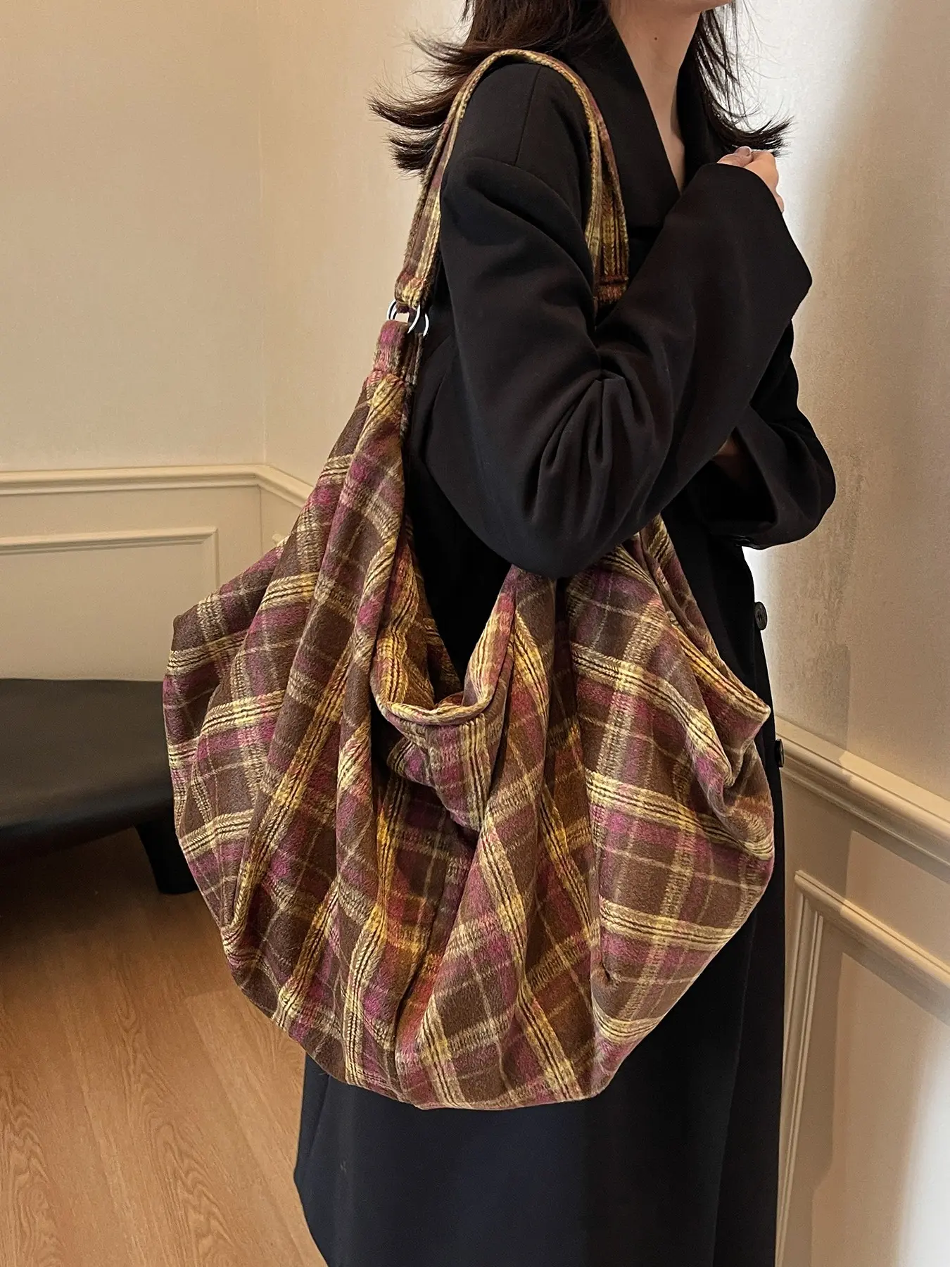 Retro textured plaid tote bag, Commuter tote bag, large capacity casual versatile pleated practical texture shoulder bag, can accommodate personal items, suitable for daily commuting and outdoor shopping, Checked Pattern Tote