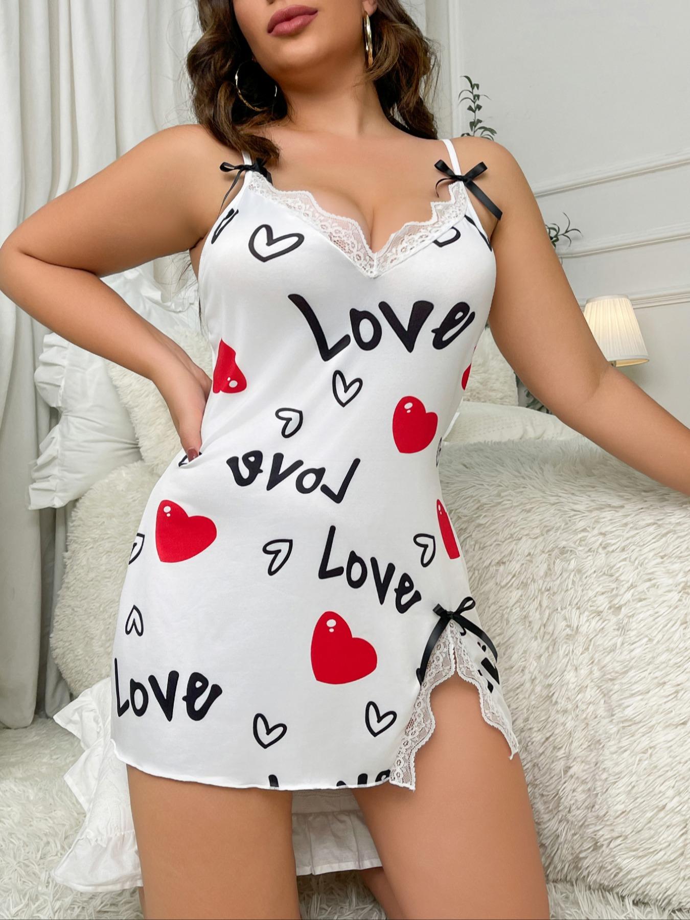 【Plus Size】 Women's Heart & Letter Print Contrast Lace Bow Decor Fitted Spaghetti Strap Nightdress, Split Thigh Cami Nightgown, Women's Plus Sleepwear & Homewear for Summer, Dresses for Women, Summer Wear 2024