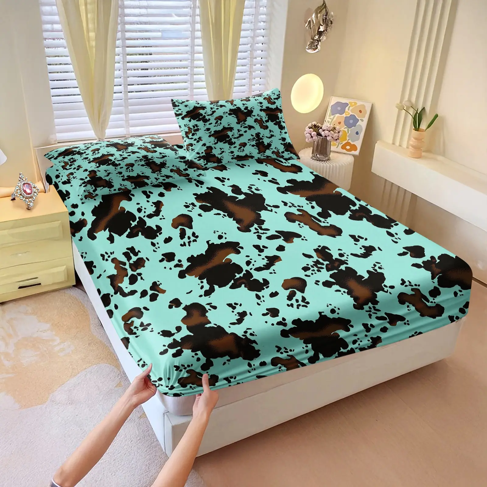 Western Cowboy Style Cow Print Fitted Sheet Set (1 Fitted Sheet + 2 Pillowcases), Two-tone Cowhide Printed Bedding, Made of Soft & Cozy Microfiber, Ideal Decorative Gift to Create a Rustic Country-style Bedroom