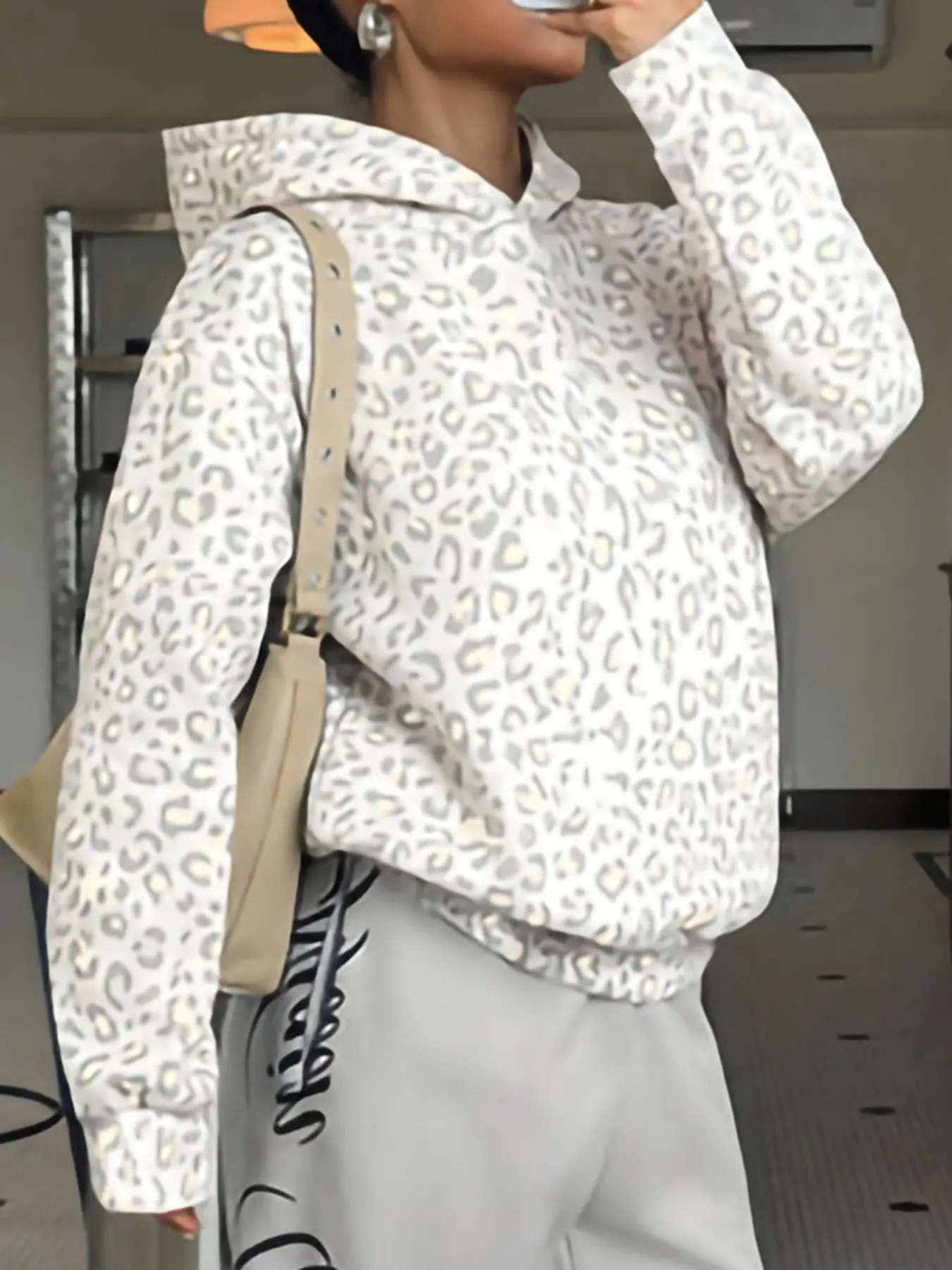 Light Leopard Print Hoodie Women, Casual Loose-Fit Long Sleeves Graphic Sweatshirt, Fall & Winter Fashion, Comfortable Lounge Top