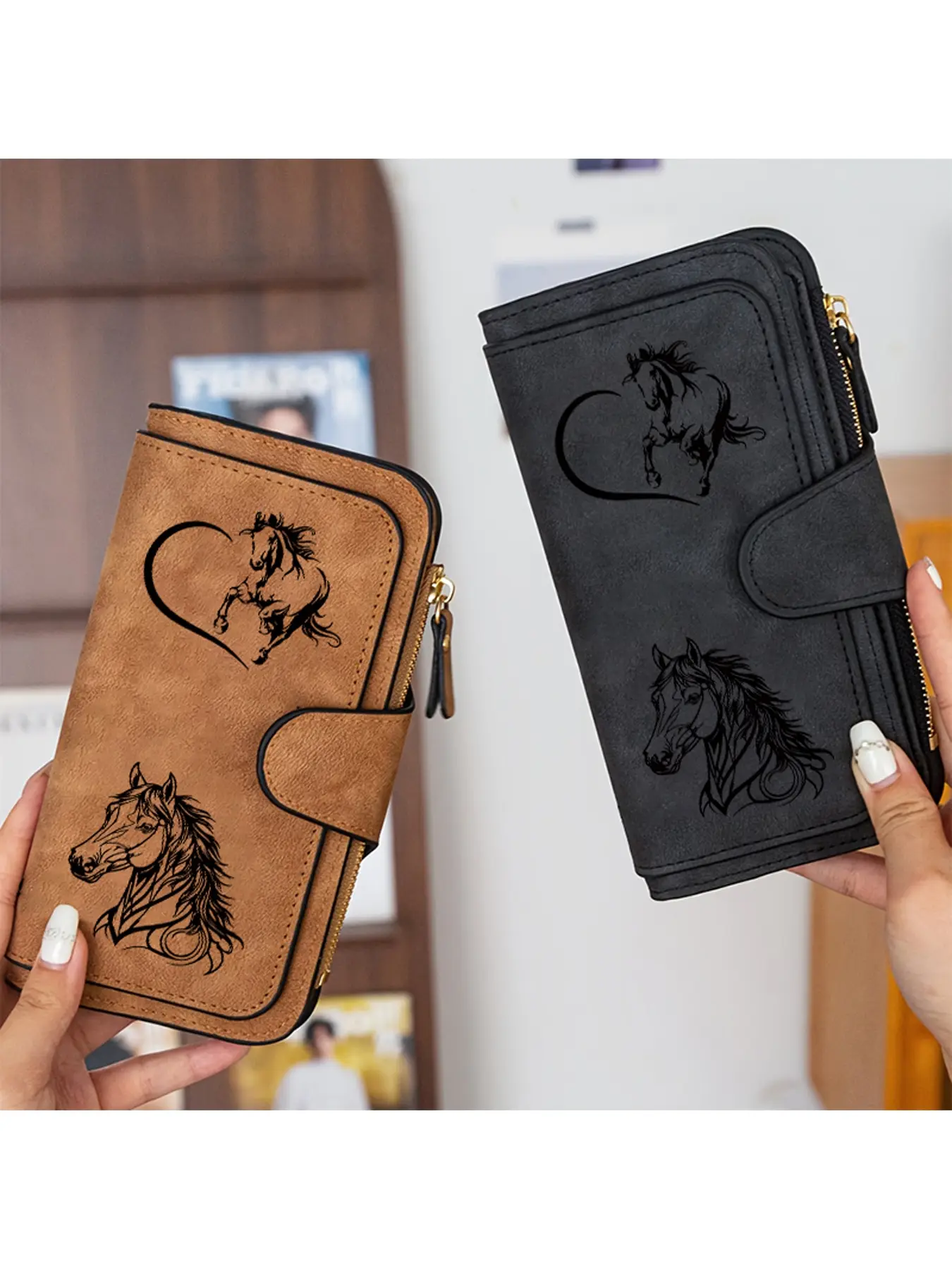 A unique ladies' hand-held wallet decorated with a Western cowboy style horse pattern. It is a retro and trendy ladies' wallet with multiple card slots, suitable as a birthday/Halloween/Christmas gift