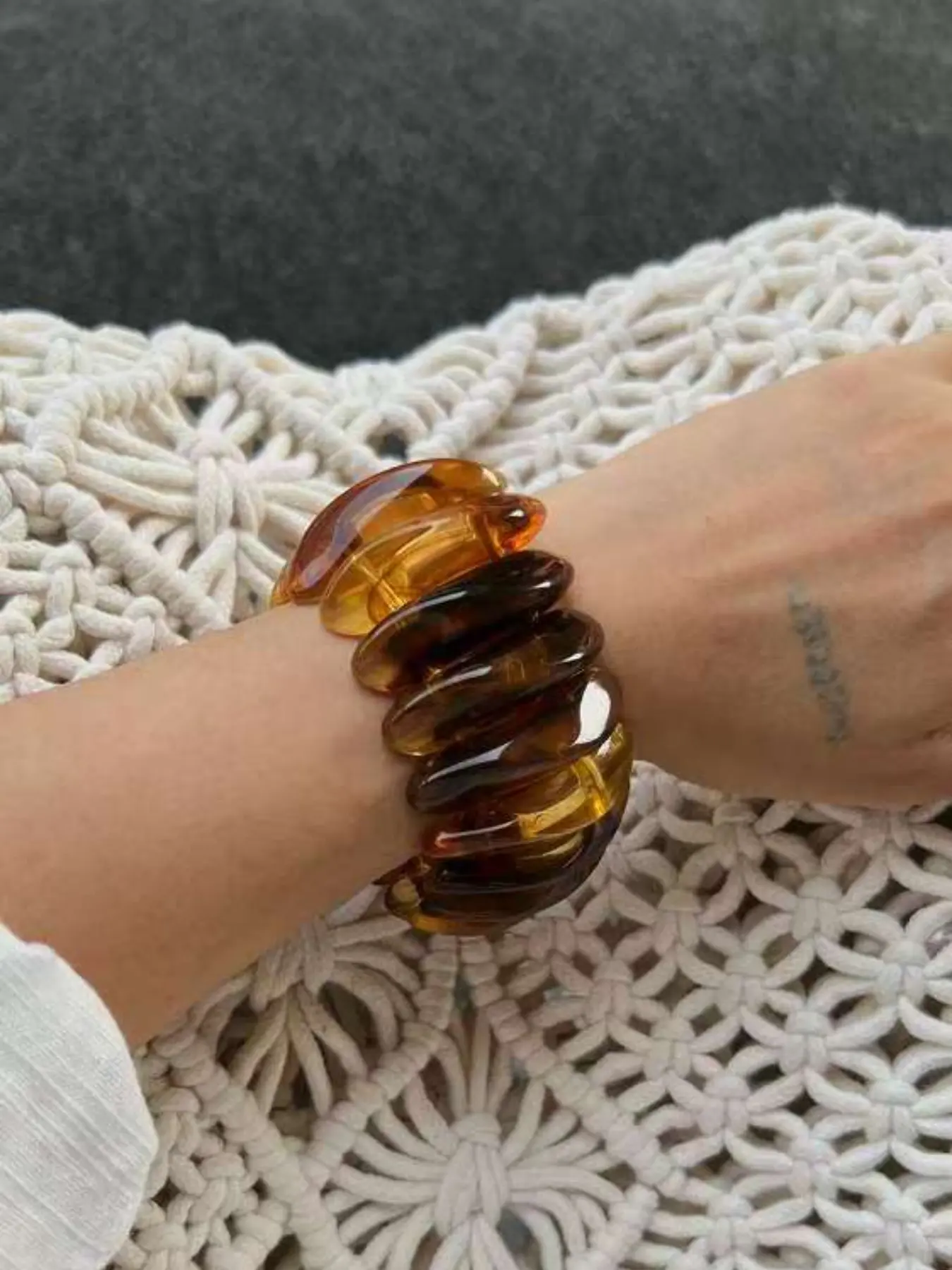 Amber Transparent Resin Stretch Bracelet, Vintage Acrylic Wide Band, Fashionable Accessory for Women, Unique Jewelry Gift Idea