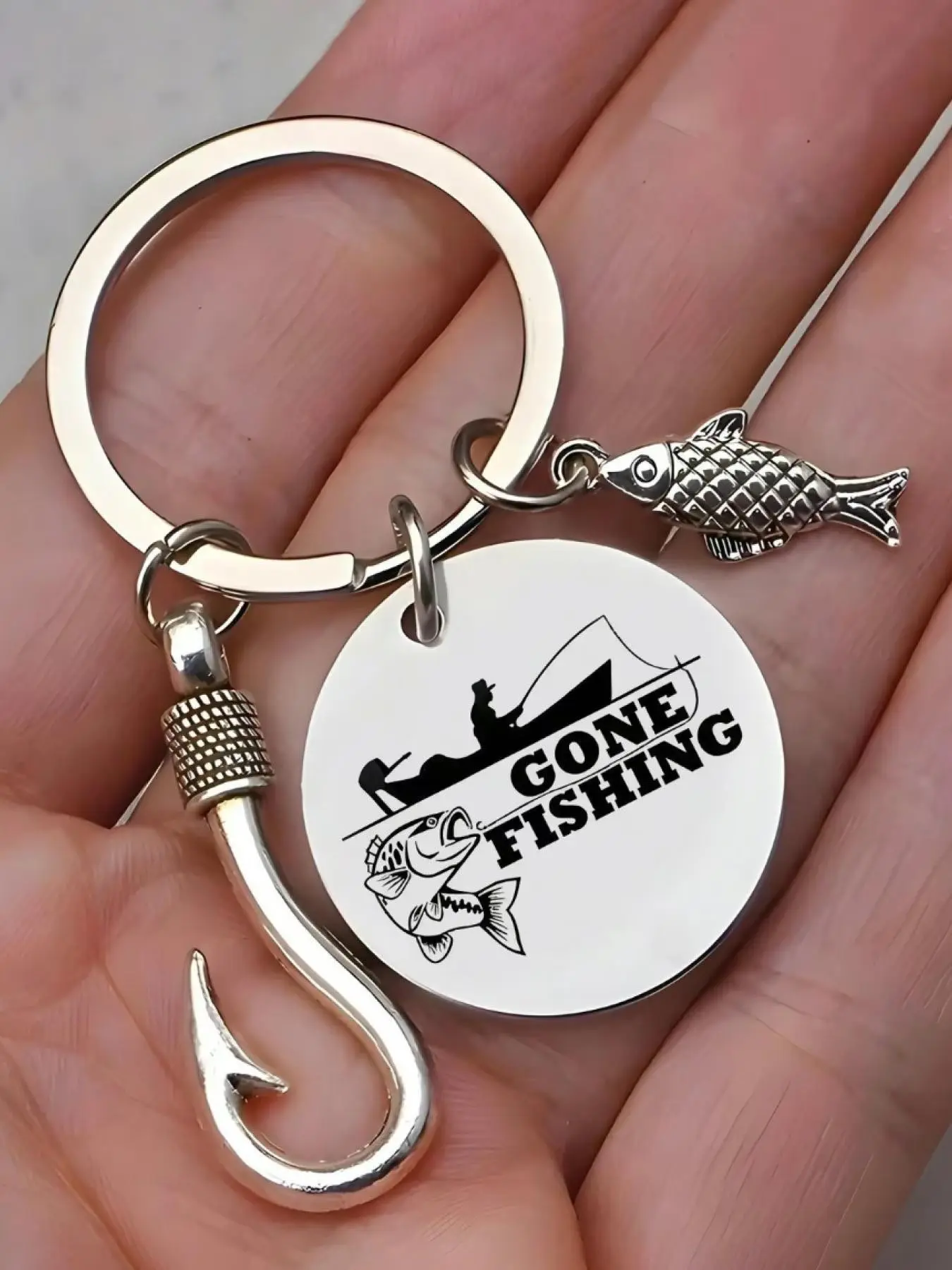 A fashionable stainless steel keychain fishing enthusiast keychain, with a fish hook pendant and a fish pendant, a small pendant, is also a surprise exquisite little gift