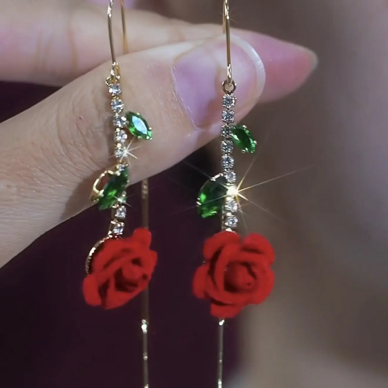 2026 New Elegant Retro Flower Earrings - Red Rose Flowers, Light Luxury, High-End Fashion, Versatile, Face-Slimming Ear Line, Glamorous Luxury Artificial Gemstone Earrings with Green Gems E50236-EH