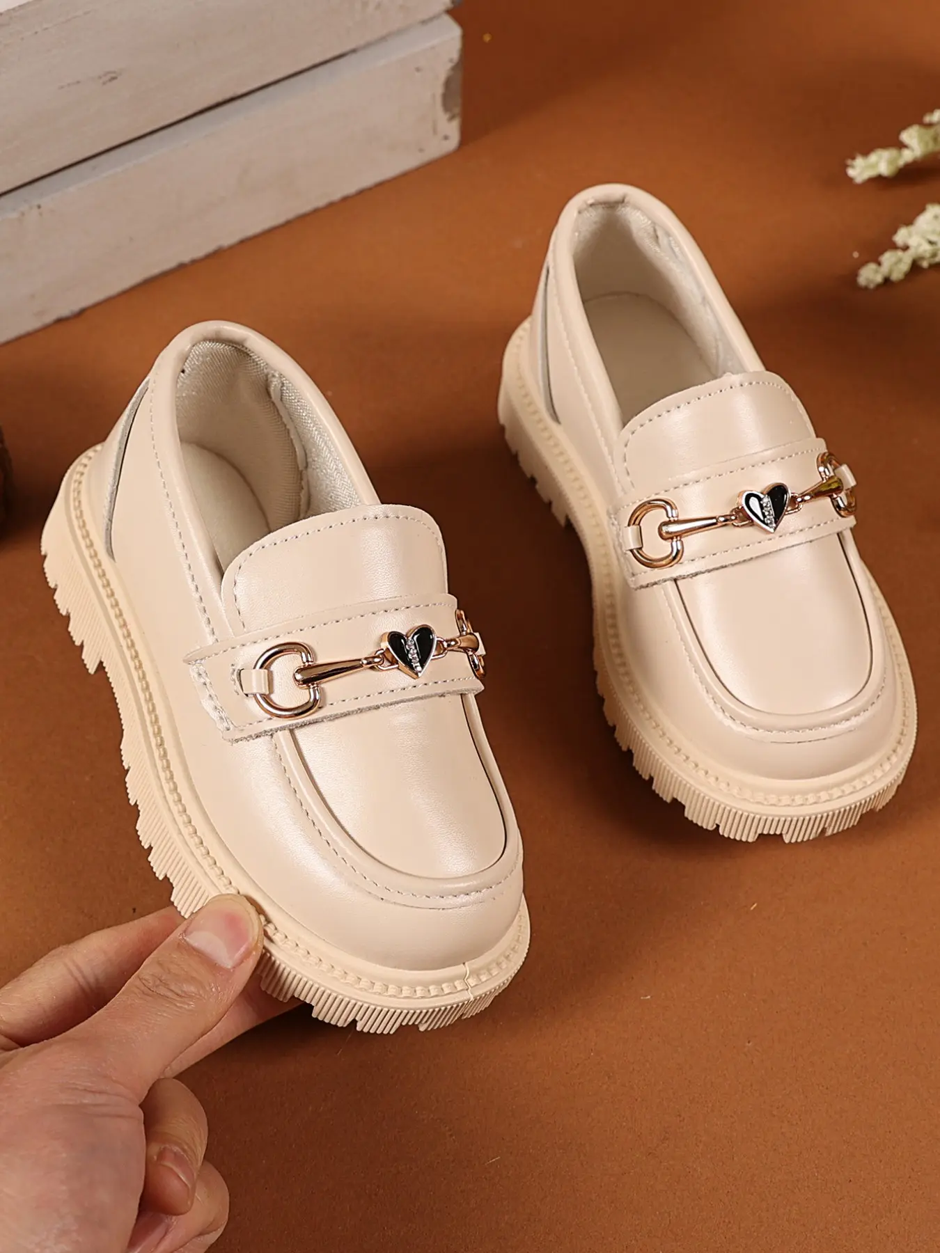 Girls' Heart Rhinestone Metal Buckle Loafers, Thick Sole Anti-Slip Slip-On Flats Shoes, Elegant School Uniform Style, Spring & Fall Dress Shoes