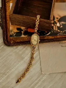 1 new gold French ladies waterproof watch retro luxury fashion simple chain design temperament light luxury elegant Joker ladies quartz watch suitable for daily wear and holiday gifts.