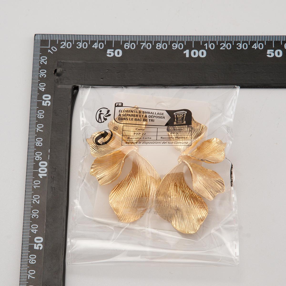 European and American fashion pleated texture flower jewelry, personalized design alloy three-dimensional petal necklace