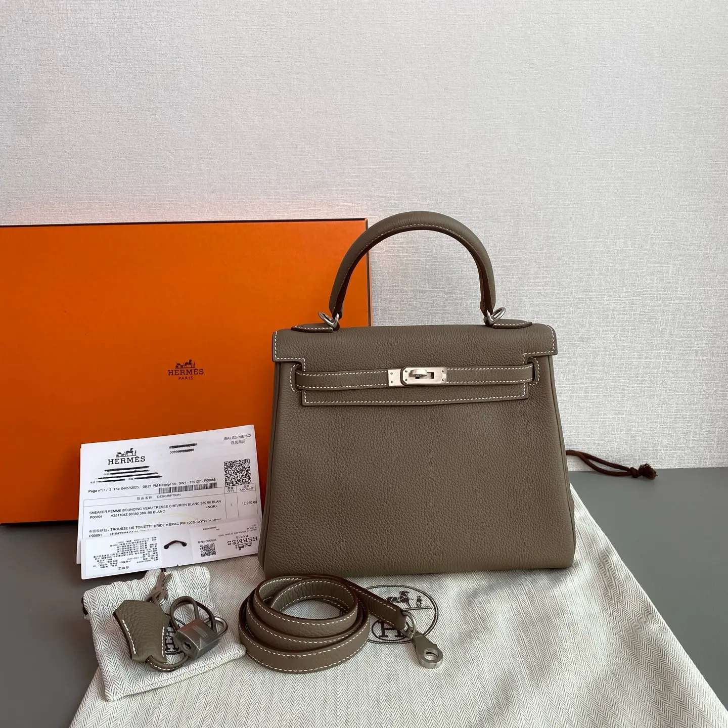 Pre-owned Hermes 2025 Etoupe Togo Kelly 25 Retourne with Brushed Palladium Hardware SC007