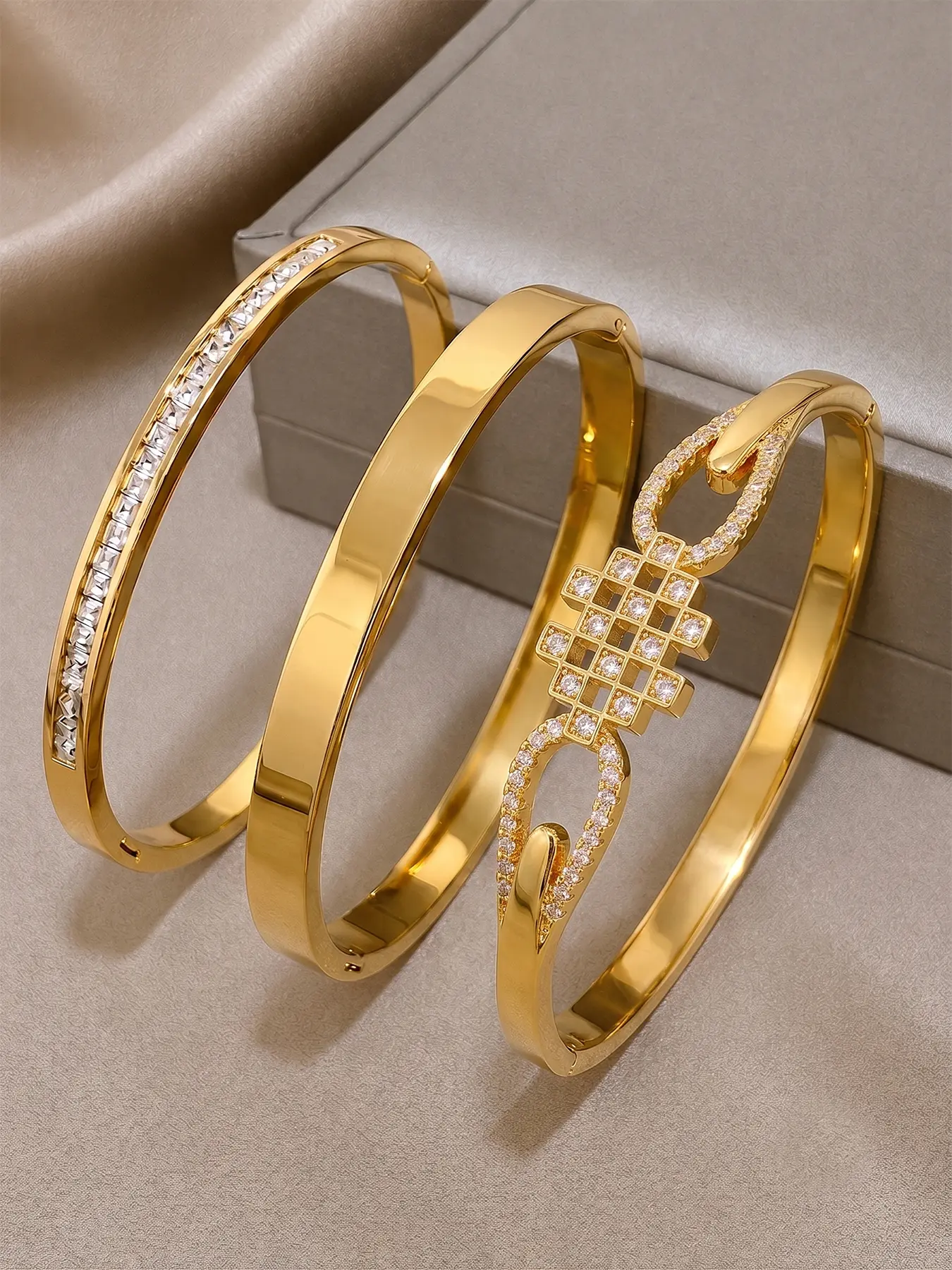 Korean ins three commuting bracelets, sturdy workmanship, not easily deformed or broken bracelet body, gentle and bright for girls with fair wrist skin, simple and clean when worn alone, layered to create a rich sense of layering in dressing
