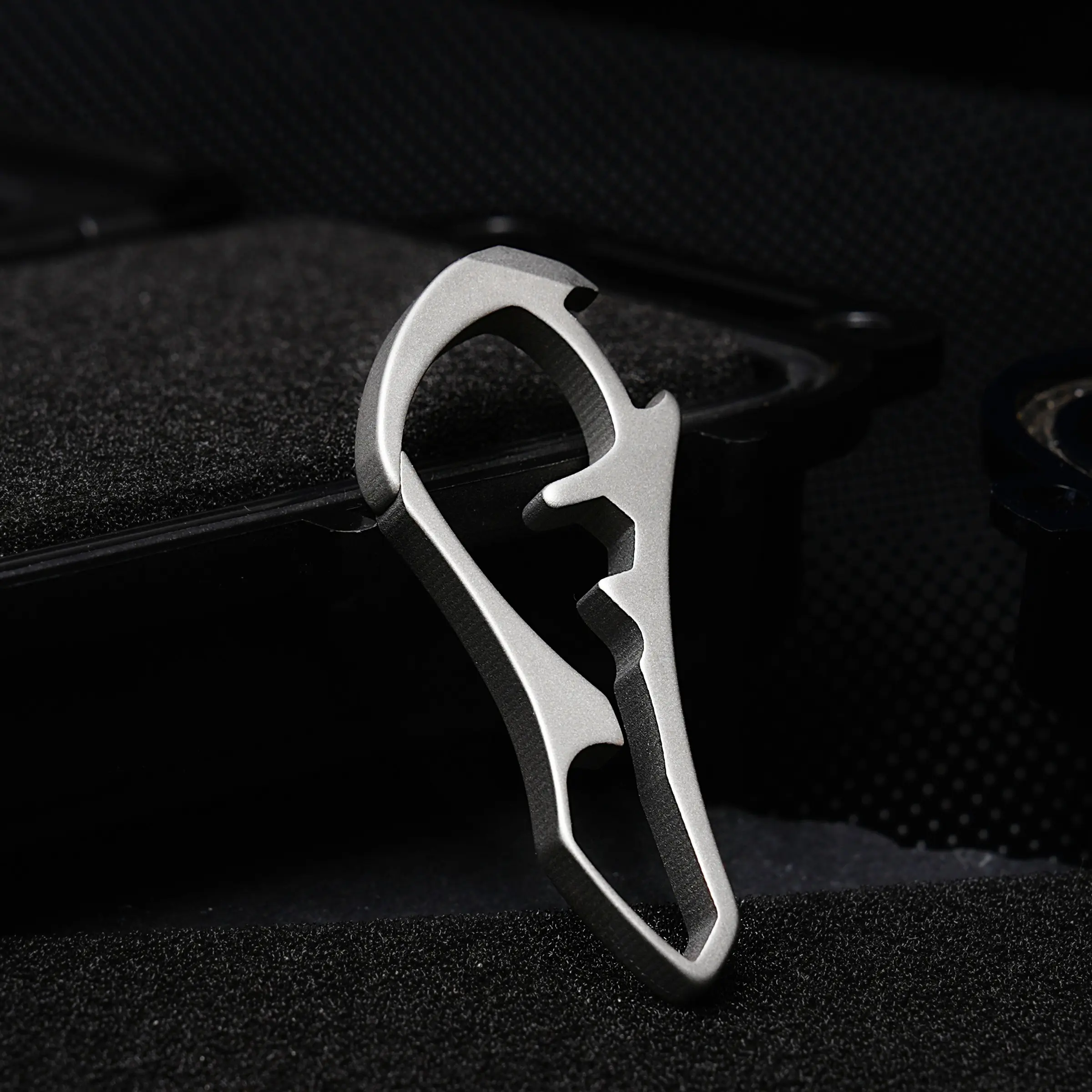 Unique Unisex Keychain, Heavy Duty Keychain, Full Titanium Material, Distinctive Design, Durable and Stylish Accessory, Perfect for Everyday Use