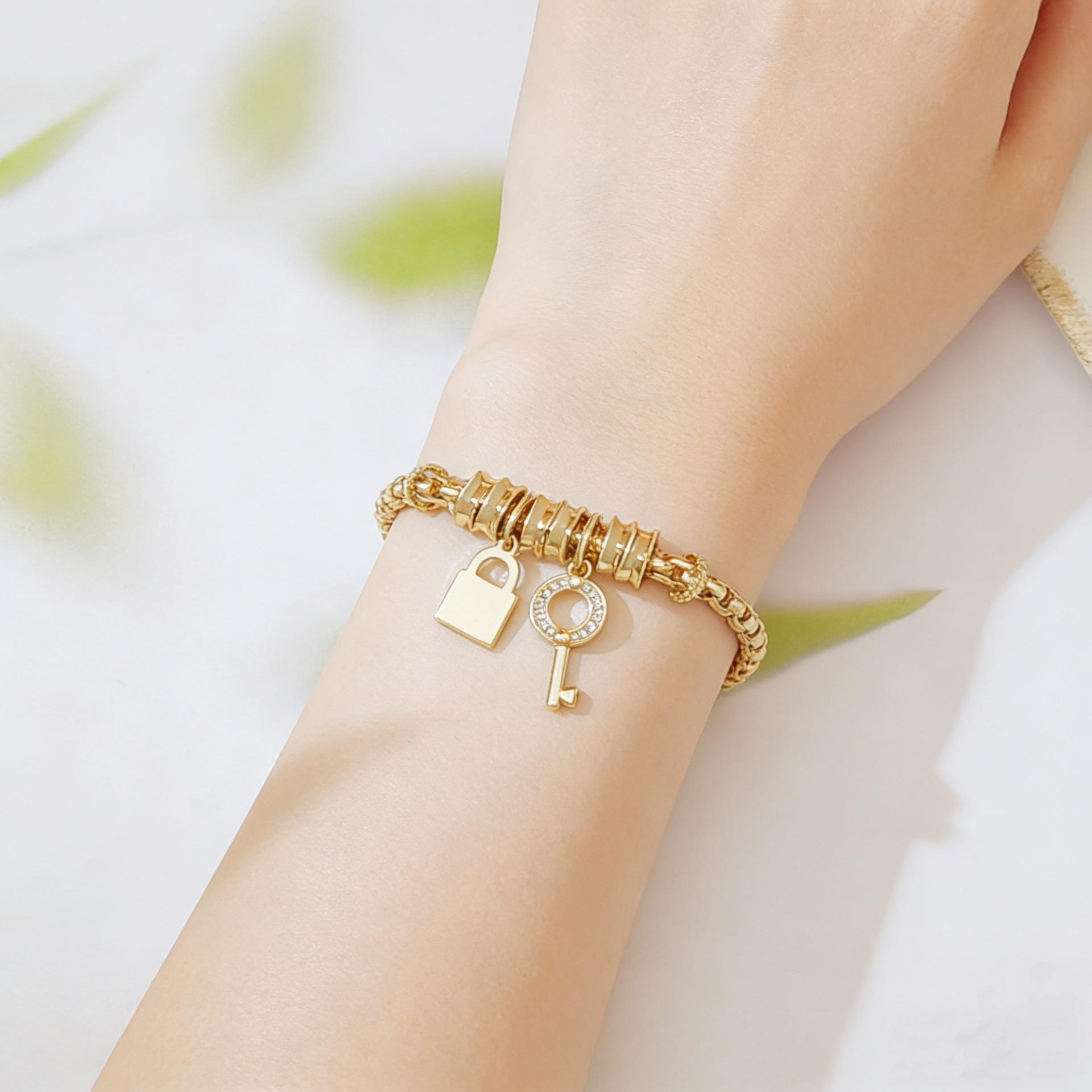New European & American Lock and Key Pendant Gold Chain Bracelet, Fashion Light Luxury Jewelry for Women, Elegant High-End Design
