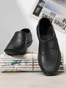 Men's black crocodile-patterned Velcro leather shoes, soft-soled and non-slip shoes for middle-aged and elderly fathers, slip-on casual loafers without laces, versatile men's shoes suitable for both home and outdoor use throughout the year.