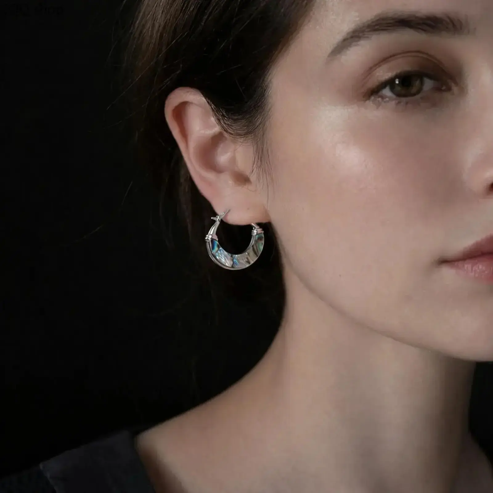 Women's 2Cm Gold Plain Copper Alloy Abalone Shell Huggie Small Hoops Earrings - Minimalist Iridescent Coastal Charm, Lightweight Dainty Costume Jewelry, Everyday Gift for Women, Affordable Resort Wear