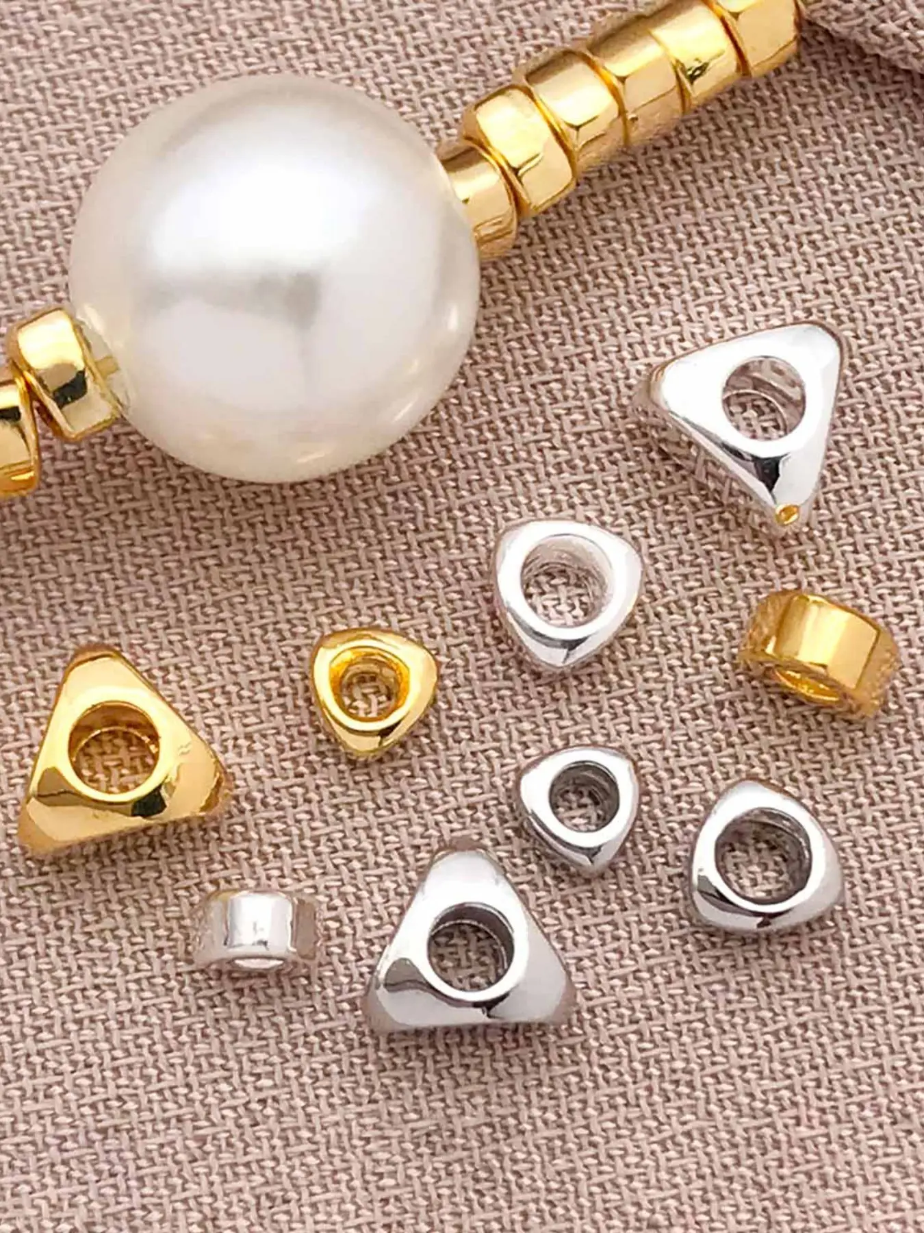 30pcs 2.5/3/4mm Golden/thick silver/platinum triangle Small broken silver spacer beads suitable for DIY bracelet necklace making fittings