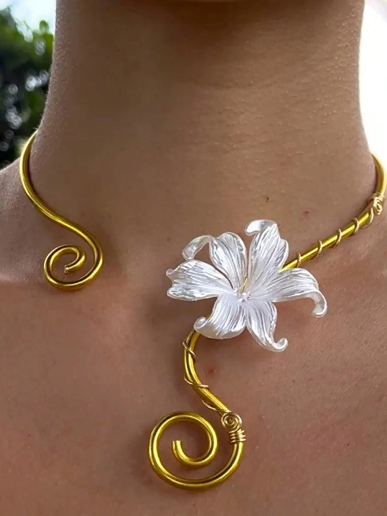 Floral Spiral Choker Necklace, Adjustable Wire Collar, Elegant Jewelry for Women, Flower Necklace, Fashion Accessory Necklace, Perfect for Vacations and Parties