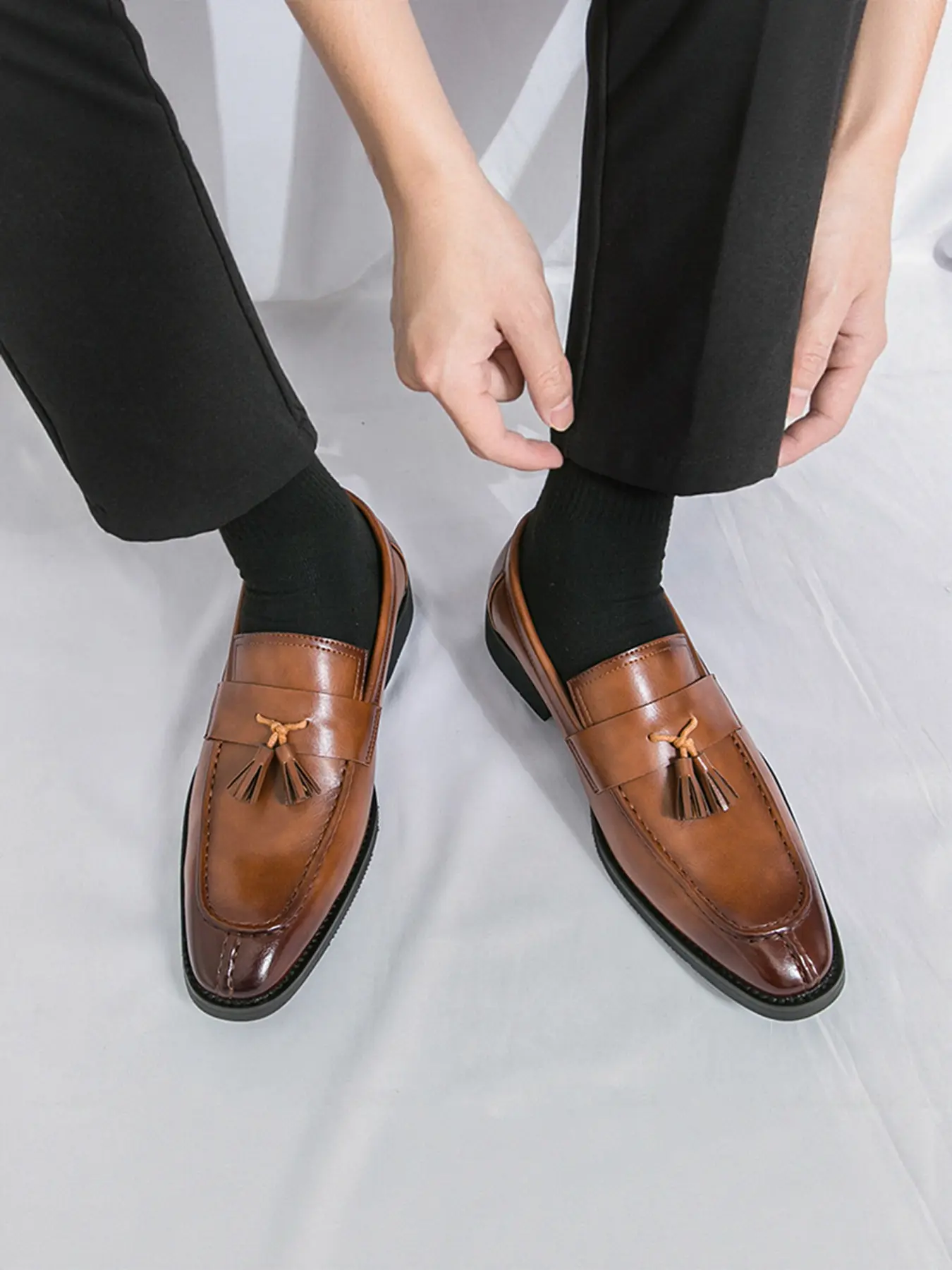 2026 New British Vintage Fringe Loafer Men's Shoes, Slip-On Easy Wear, Glossy Soft Leather, Low Heel Anti-Slip, Formal & Casual