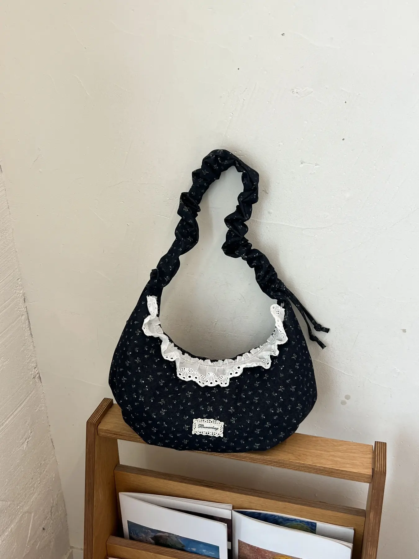 Fashionable and gentle pastoral floral underarm bag, white lace-edged ruffled drawstring adjustable crossbody strap, lightweight casual shoulder bag for daily outings and shopping.
