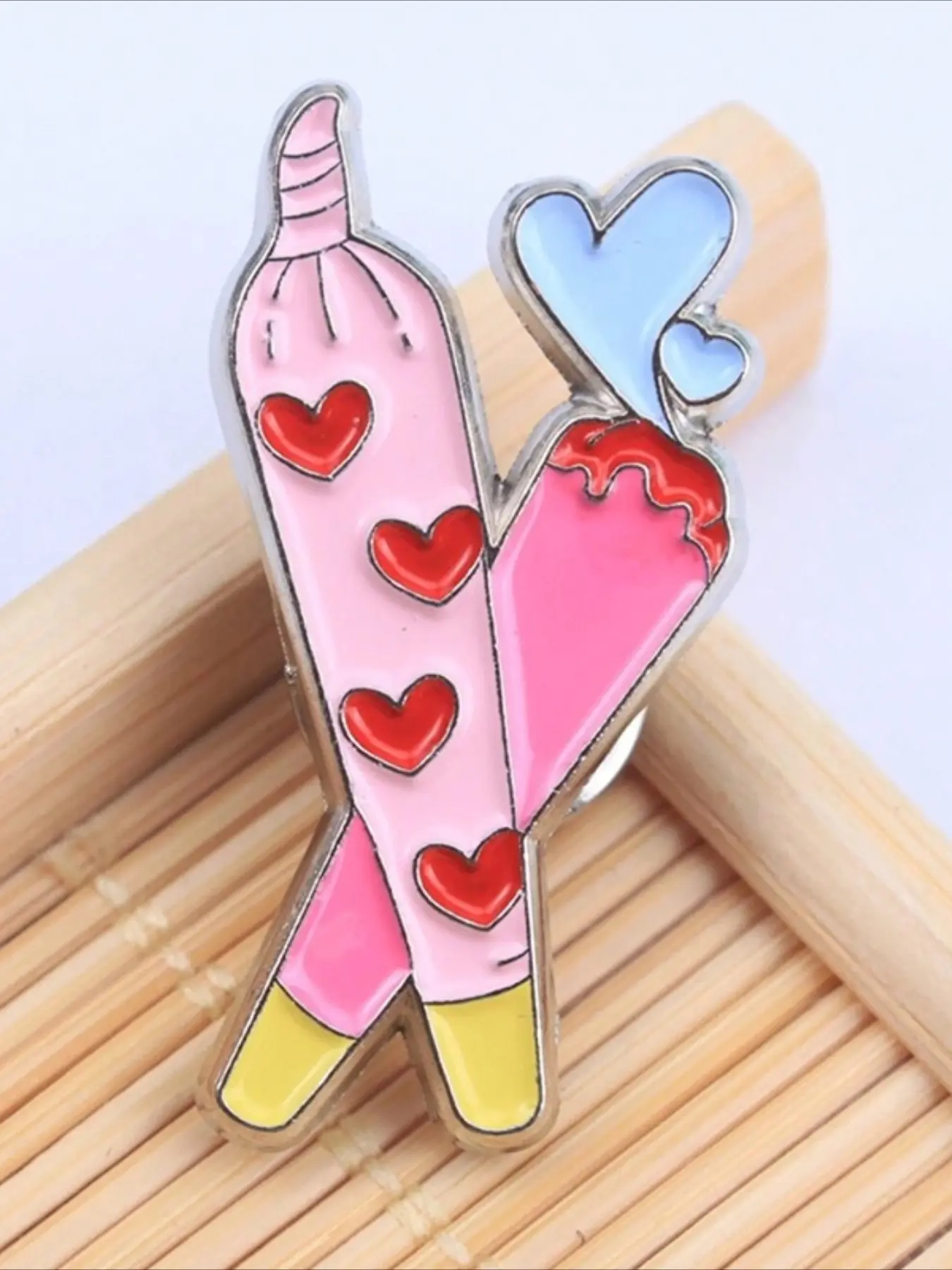 Vintage Sweet Heart Bouquet Pastry Bag Enamel Pin, Cute Love Wrapped Flower Metal Brooch Pin, Women's Jacket Backpack Decor Lapel Badge Accessory