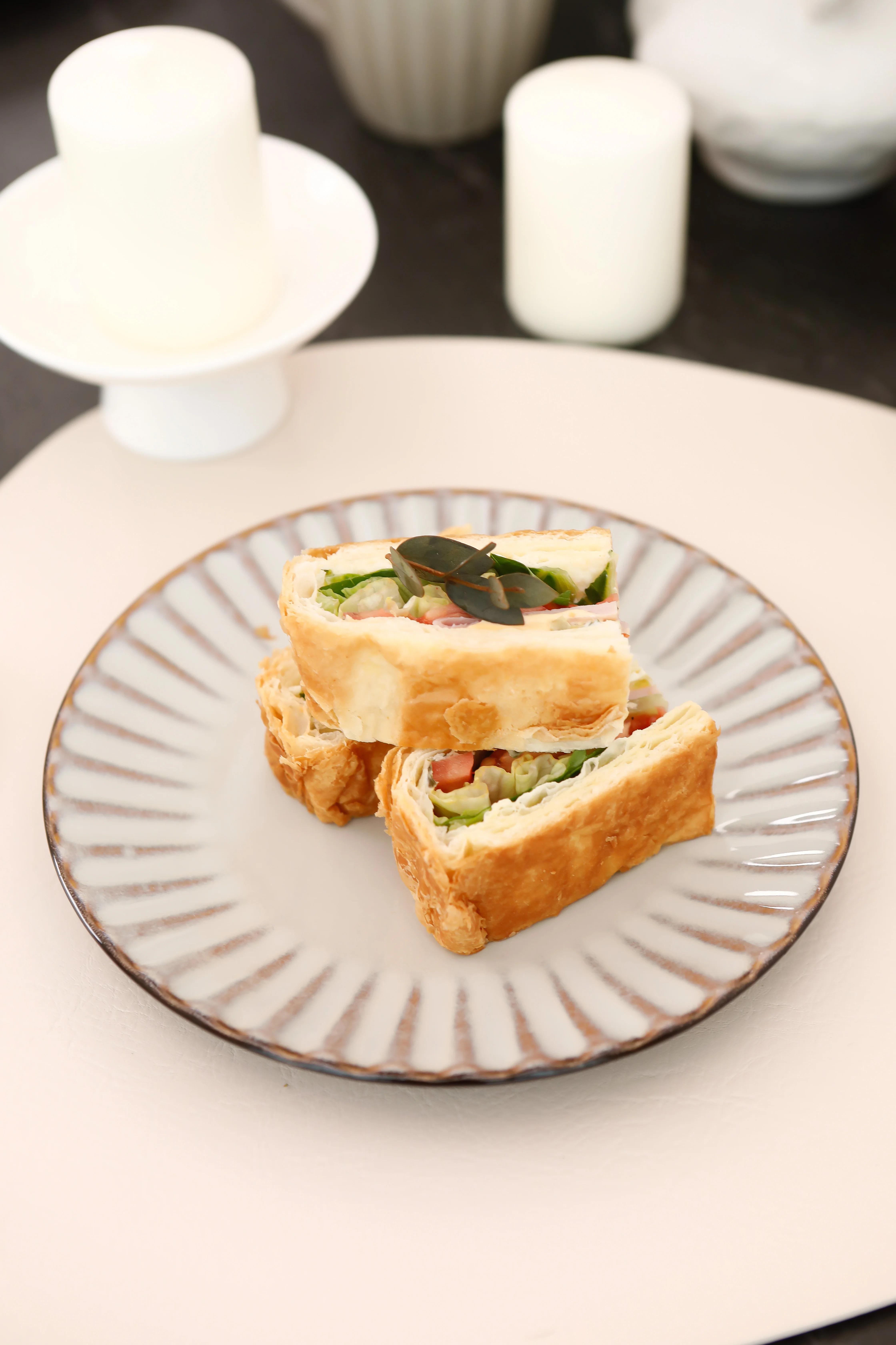 Promotion Golden Beige Stoneware Embossed 16pc Dinner Set High Luxury Fine Ceramic Sets Microwave Safe Dinnerware Sets