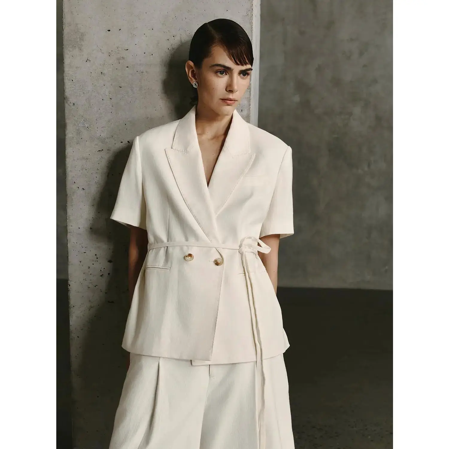 URBAN REVIVO Women's Classic Minimalist Solid Double-Breasted Belted Button Blazer - Linen-Cotton Blend, Fitted Short-Sleeve, Self-Tie Belt for Everyday Wear