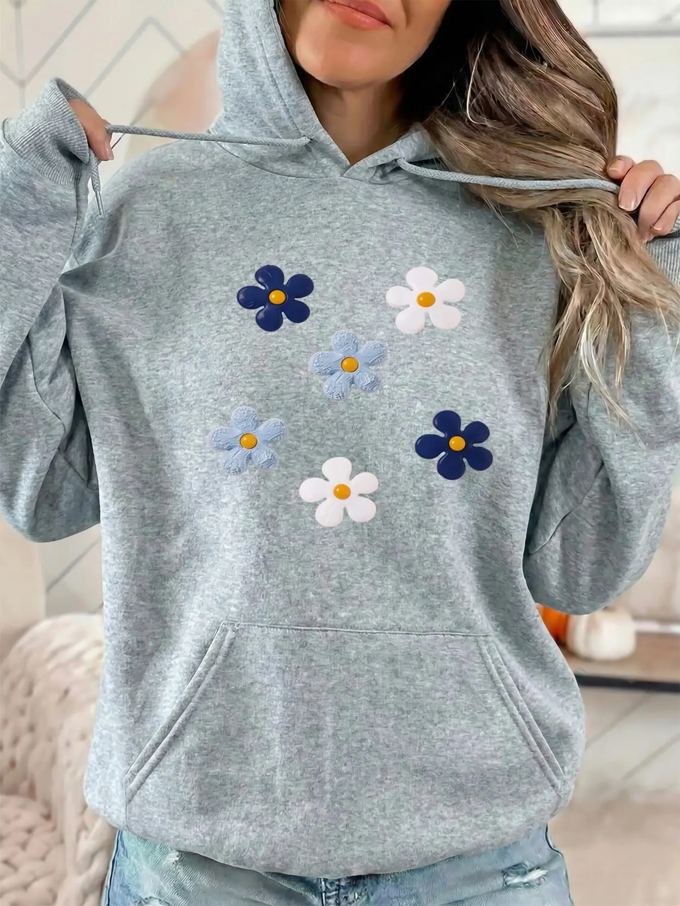 The ladies' fashionable hooded sweatshirt features floral pattern printing. It has drawstring kangaroo pockets. It is a fall/winter casual sportswear sweatshirt suitable for casual parties and sports activities.