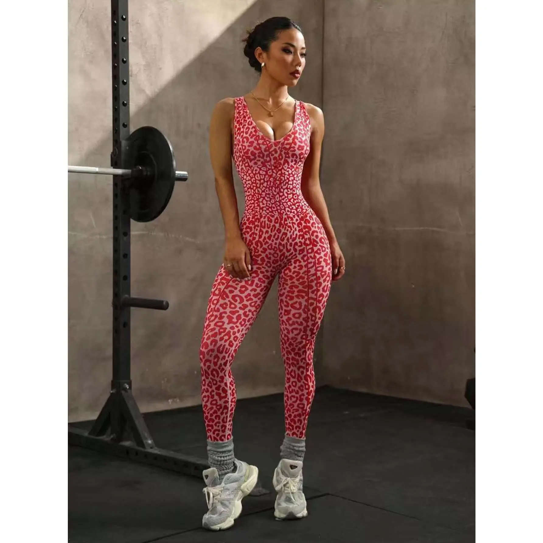 Leopard jumpsuit for women, yoga clothing with cross straps and removable cups.Ideal option for casual and everyday use.