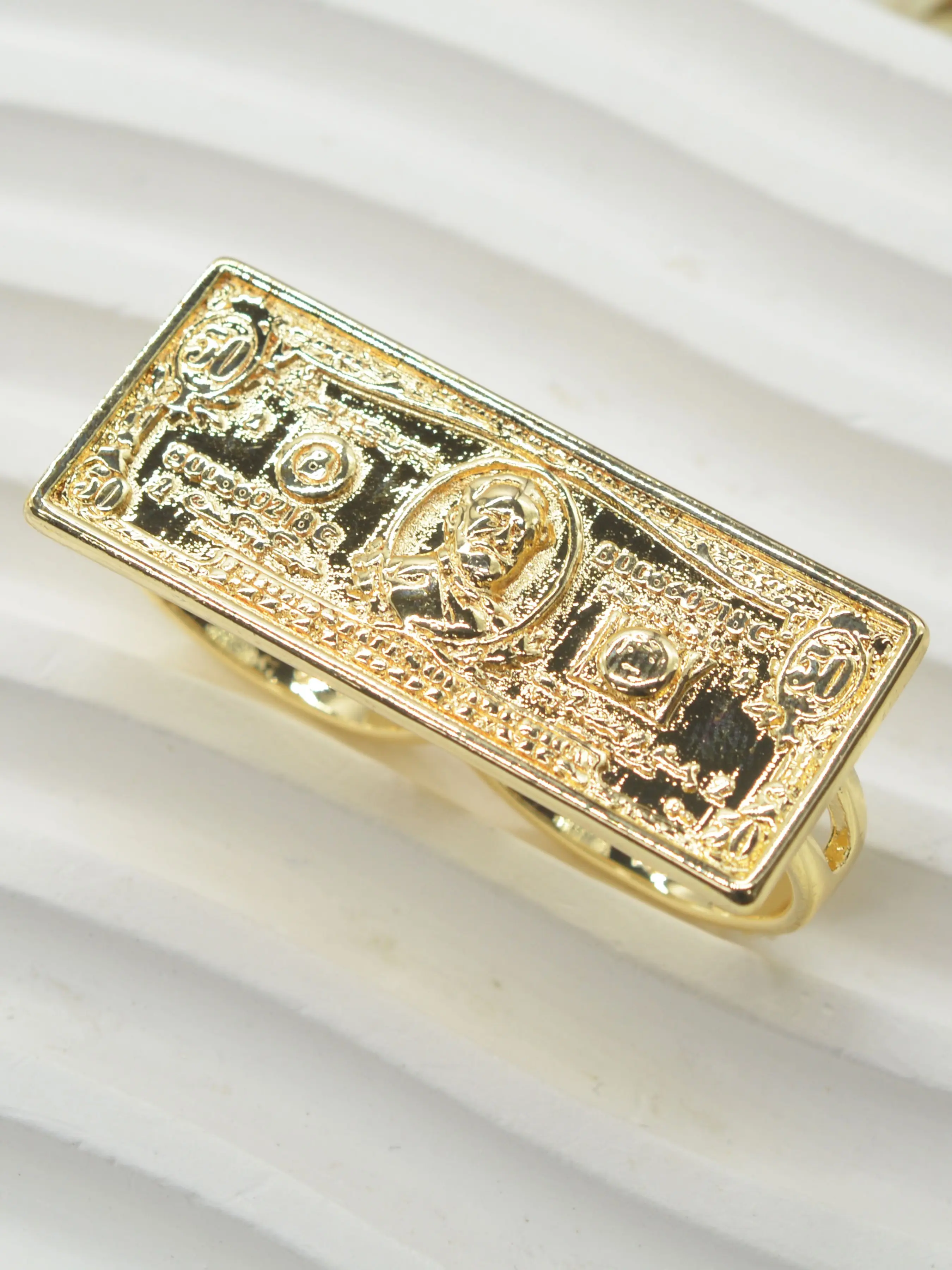 1pc14k luxury retro-style gold-plated three-dimensional relief 50-dollar bill double-finger ring, for both men and women. Suitable for daily wear, parties, gatherings, outfit combinations, and auspicious decorations for festivals.