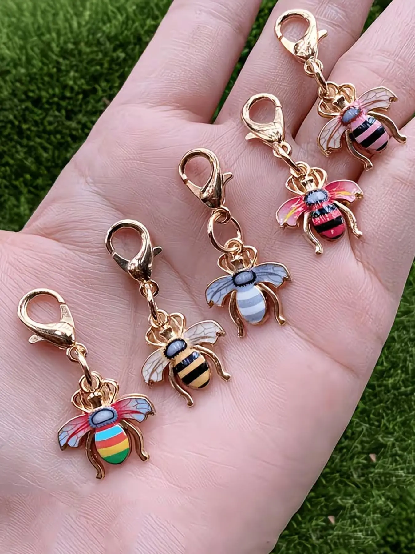 5pcs Cute Colorful Dripping Oil Little Bee Lobster Buckle Pendant, Multiple Contrast Striped Bee Pendants, Versatile Backpack Accessories, Phone Keychain, Pet Pendant, Holiday Birthday Gift, Fun