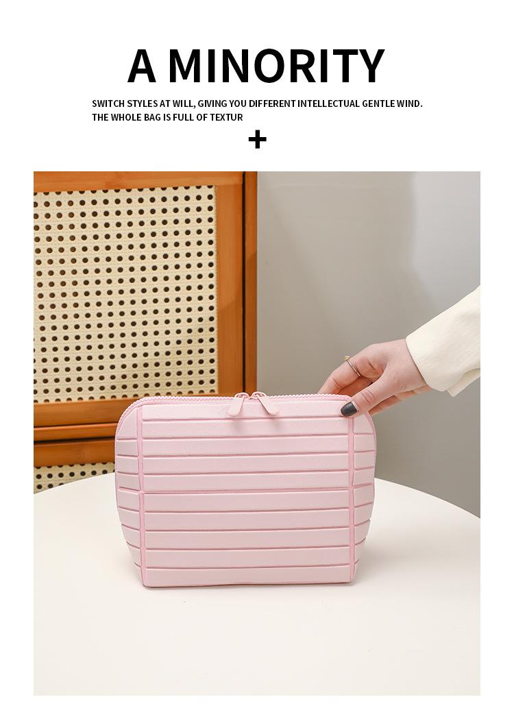 Diamond-shaped bag is super practical, large-capacity, and aesthetically pleasing. It is a storage bag for travel and commuting with a striped three-dimensional design, also suitable as a makeup bag