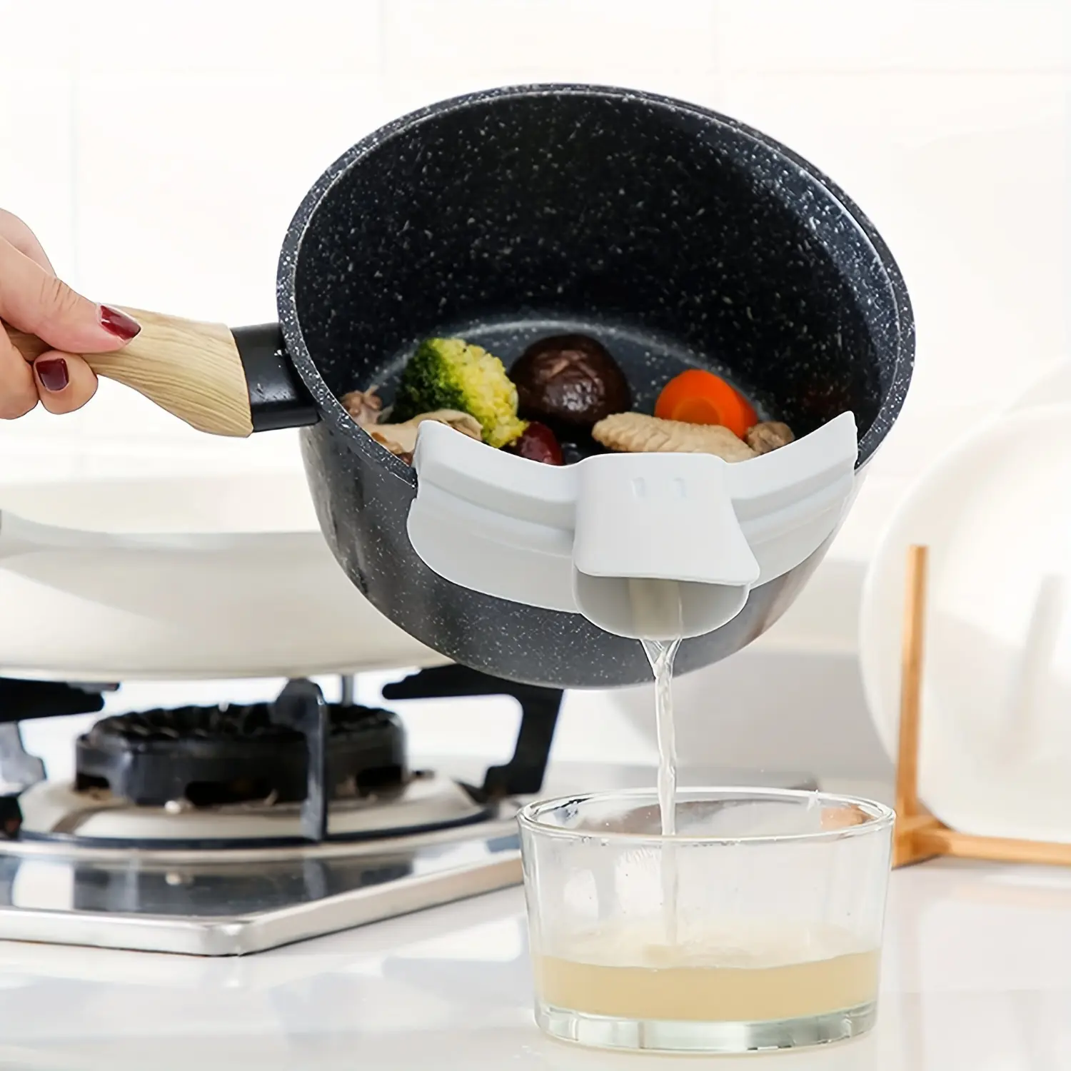 Cute Duck Shape Silicone Pot Pouring Spout, Universal Anti-Drip Heat Resistant Liquid Guide Funnel, Stretchable Clip-On Cookware Edge Drip Stopper for Soup Milk Sauce