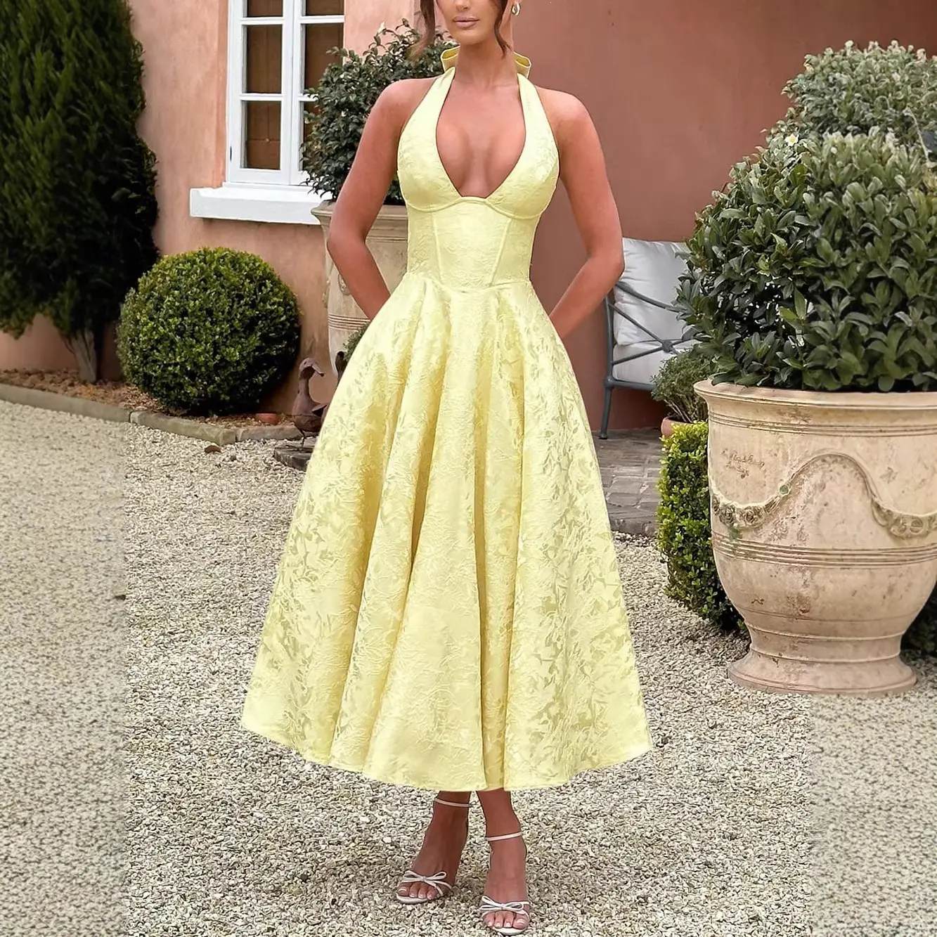 2026 V-neck halter neck jacquard dress, high-end evening gown, spring/summer sleeveless backless waist-cinching halata lace dress