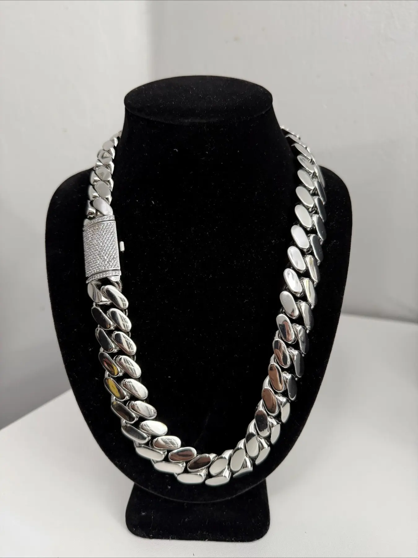 22mm Platinum-Plated Cuban Link Chunky Chain Necklace | Iced-Out Clasp, Miami Style, Heavy-Duty Look with Strong Presence, Perfect for Party Outfits to Effortlessly Create a Cool Vibe, Great for Daily Wear and Gatherings, Collector-Level Trendy Jewelry