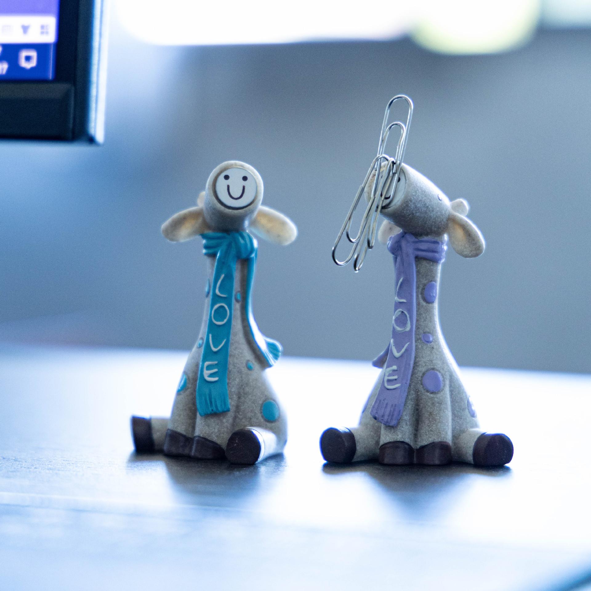 Resin Desk Organizer Sunglasses Holder Pen Stand Eyeglass Display Piggy Bank Home Office Decor