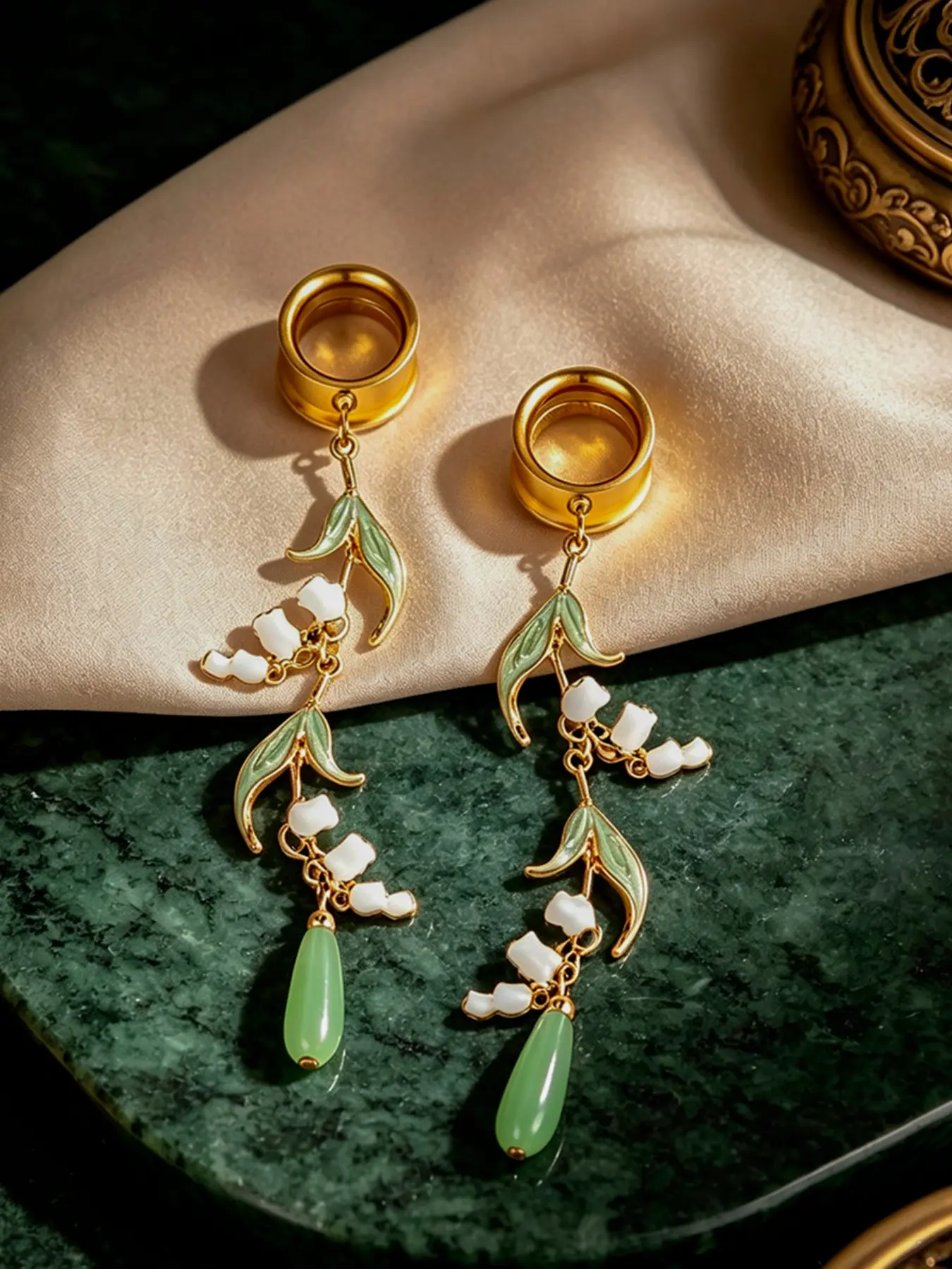 vanku 2pcs Elegant Lily of the Valley Dangle Ear Tunnels, Enamel Floral Drop Ear Plugs, Water Drop Pendant, Boho Style, Daily Life Jewelry, Earrings