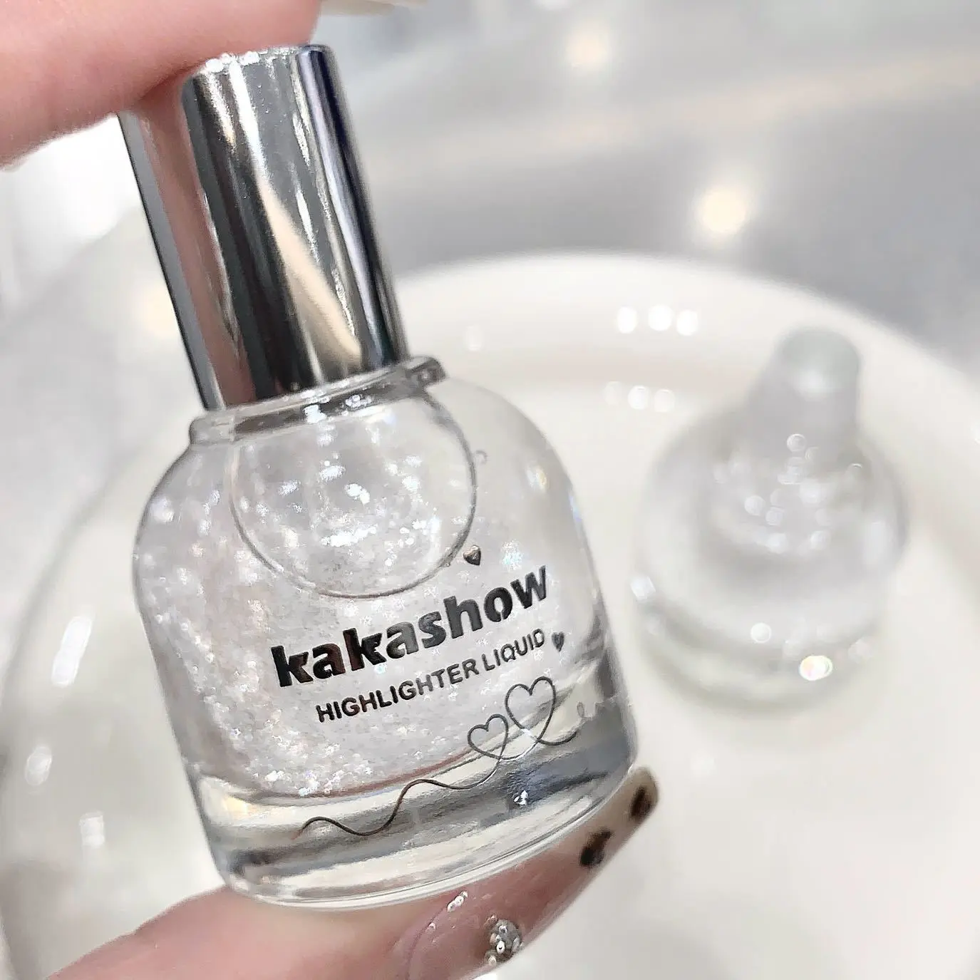 High-gloss liquid pearlescent highlighter for brightening and contouring, suitable for the under-eye area and creating a "sleeping silkworm" effect