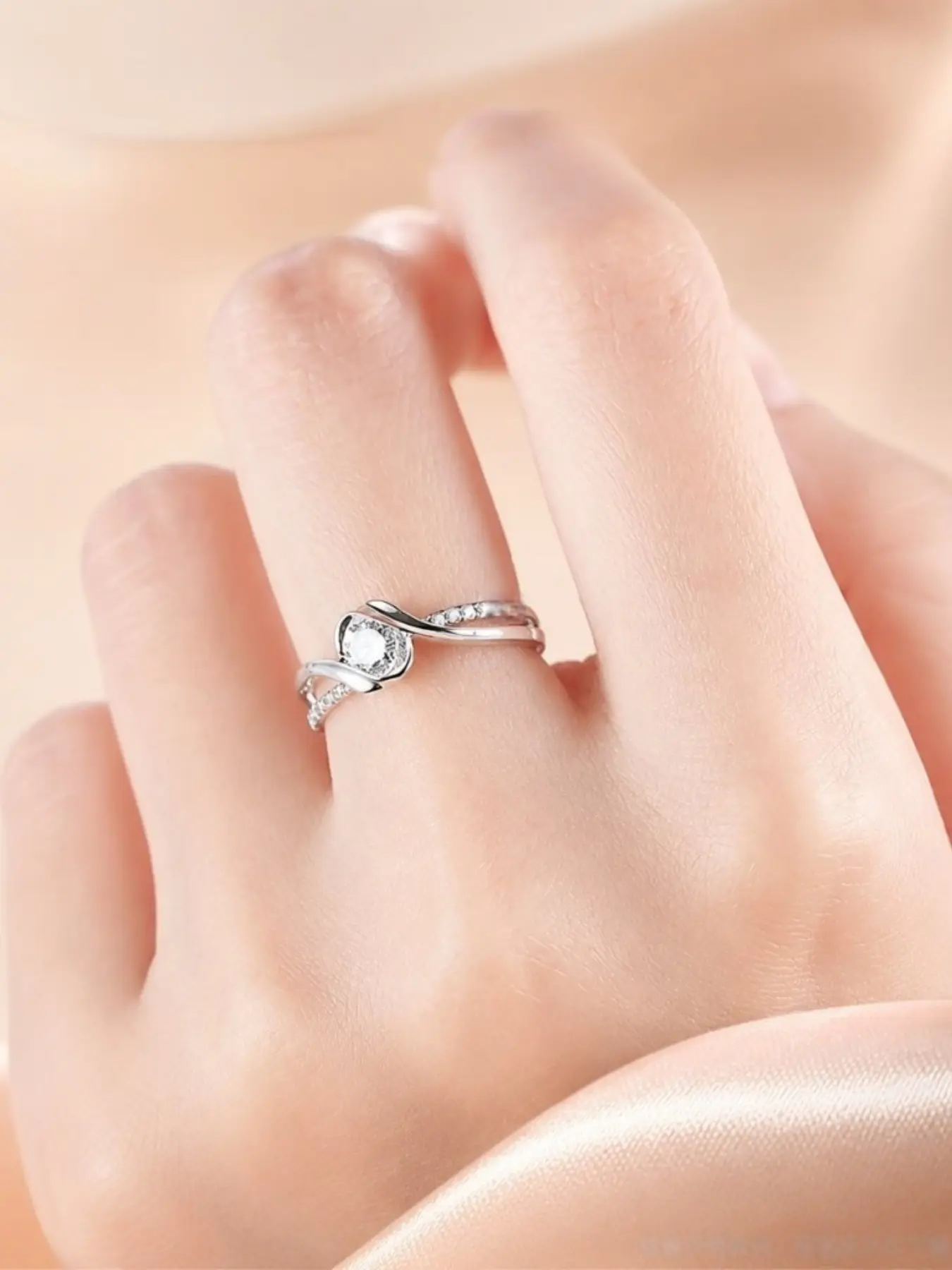 Ladies' mini zircon diamond engagement ring, elegant and sparkling commitment ring, luxurious and fashionable jewelry gift