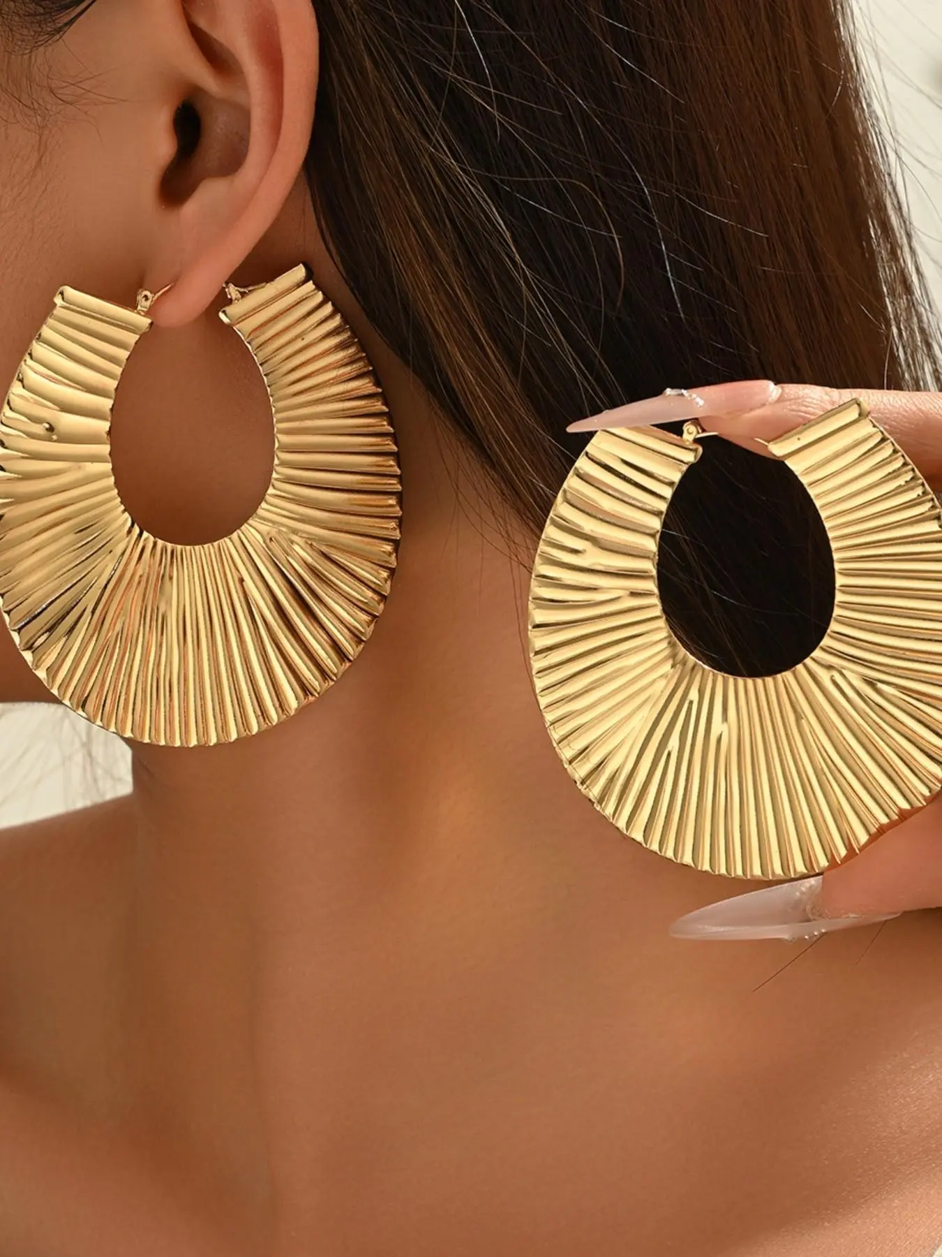 Vintage Resort Style Radiating Fan Large Circle Shape Earrings for Women, Elegant and Bold Jewelry, High-End Fashion Accessory
