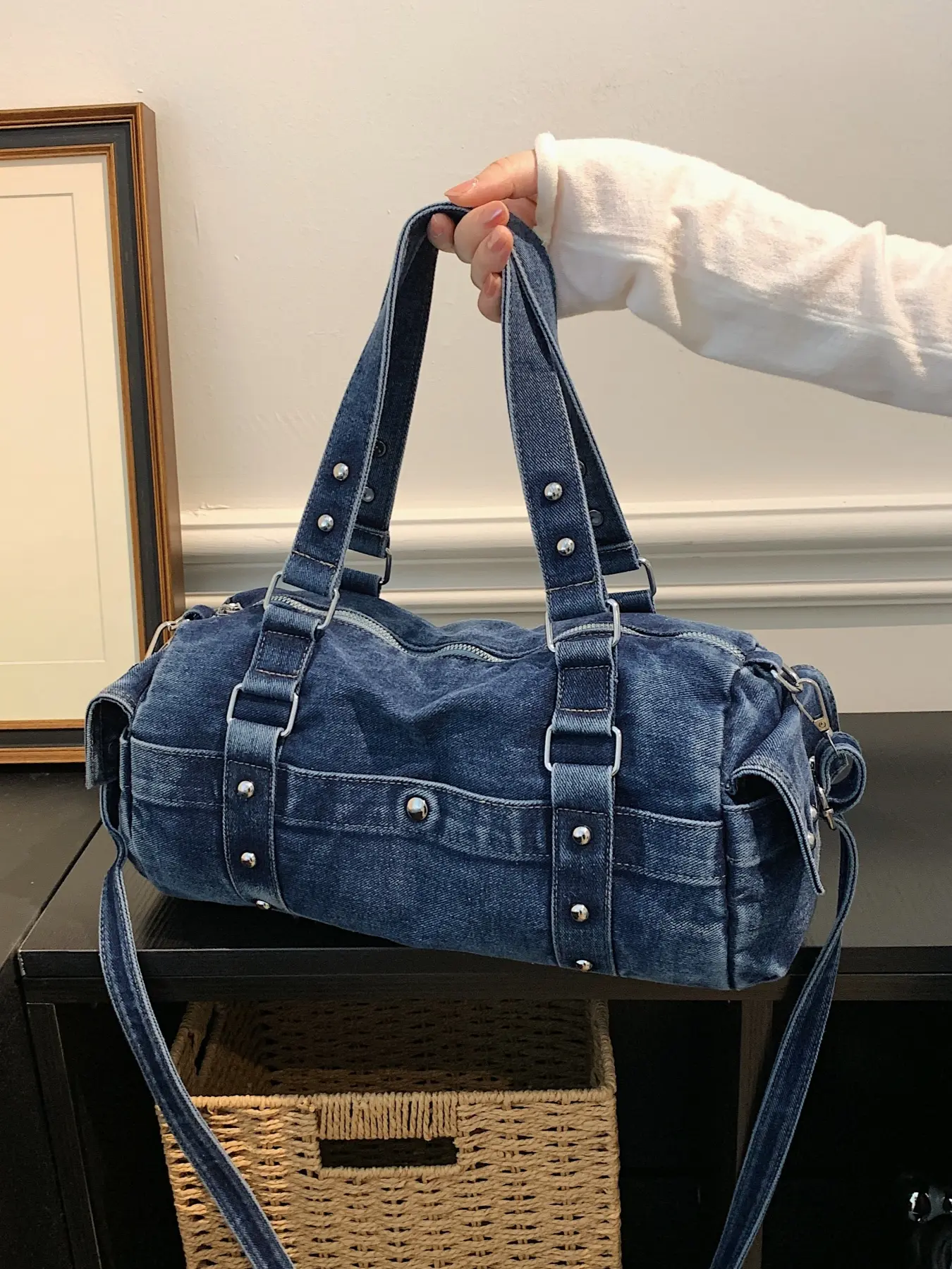 Trendy textured denim crossbody bag, exquisite rivet decorations, comes with detachable and adjustable shoulder strap, stylish niche large-capacity tote bag, suitable for daily outings, shopping, and short trips.