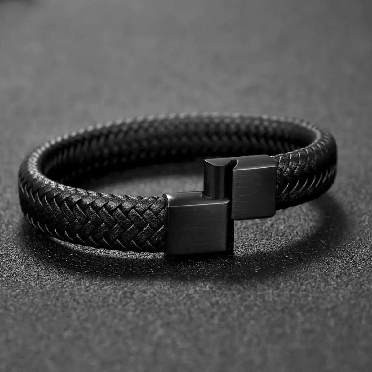 Retro Woven Leather Bracelet, Adjustable Braided Wristband with Vintage Minimalist Design, Lightweight Casual Jewelry Accessory for Everyday Wear, Travel, Outdoor Activities and Gift Ideas